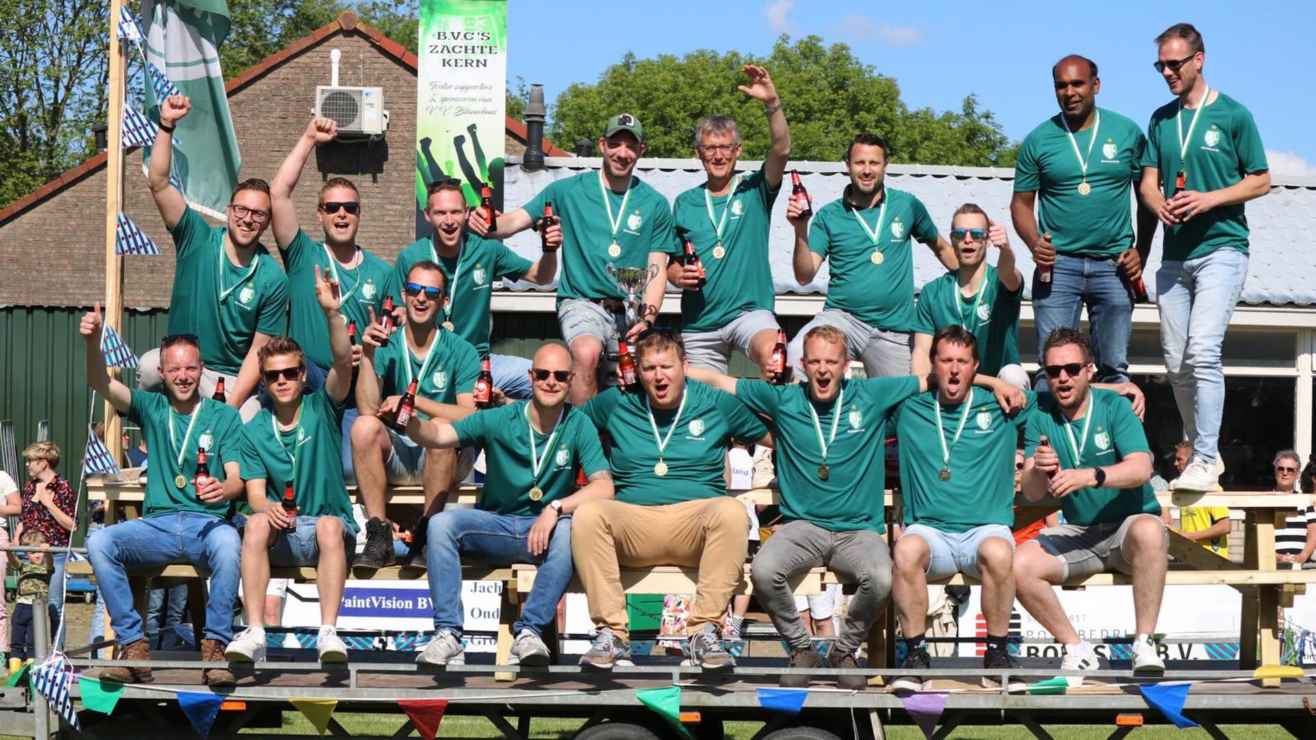 Kampioen Blauwhuis 3 op de platte kar door het dorp!