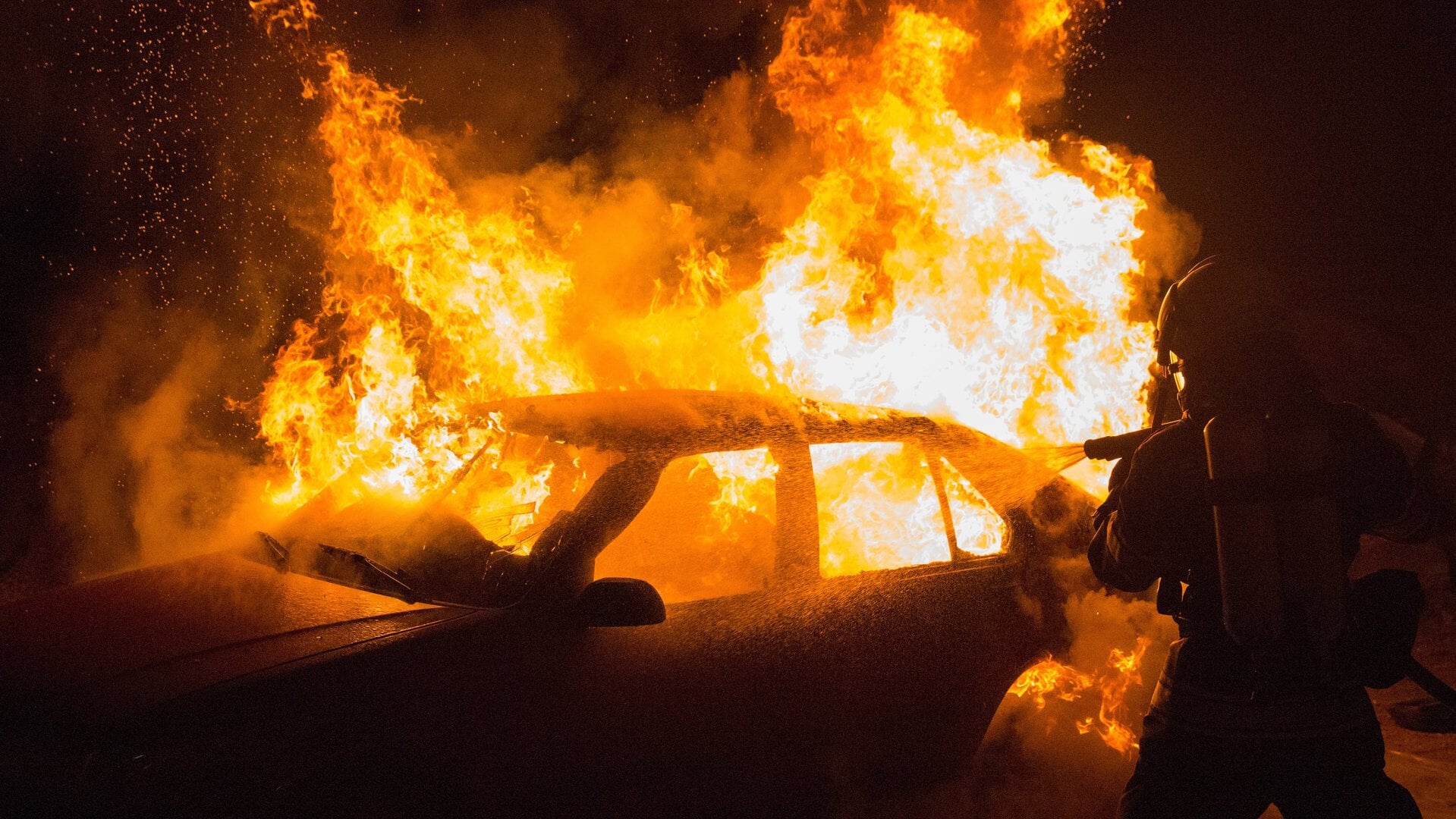 Auto in brand gestoken: politie zoekt getuigen