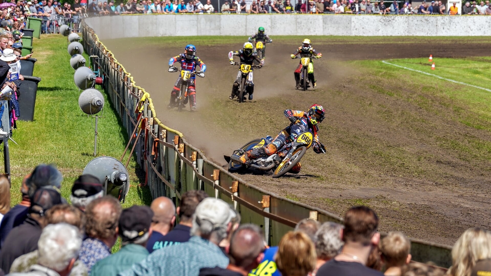 FOTO’S | Stofhappen en spektakel bij ONK Grasbaan in Joure