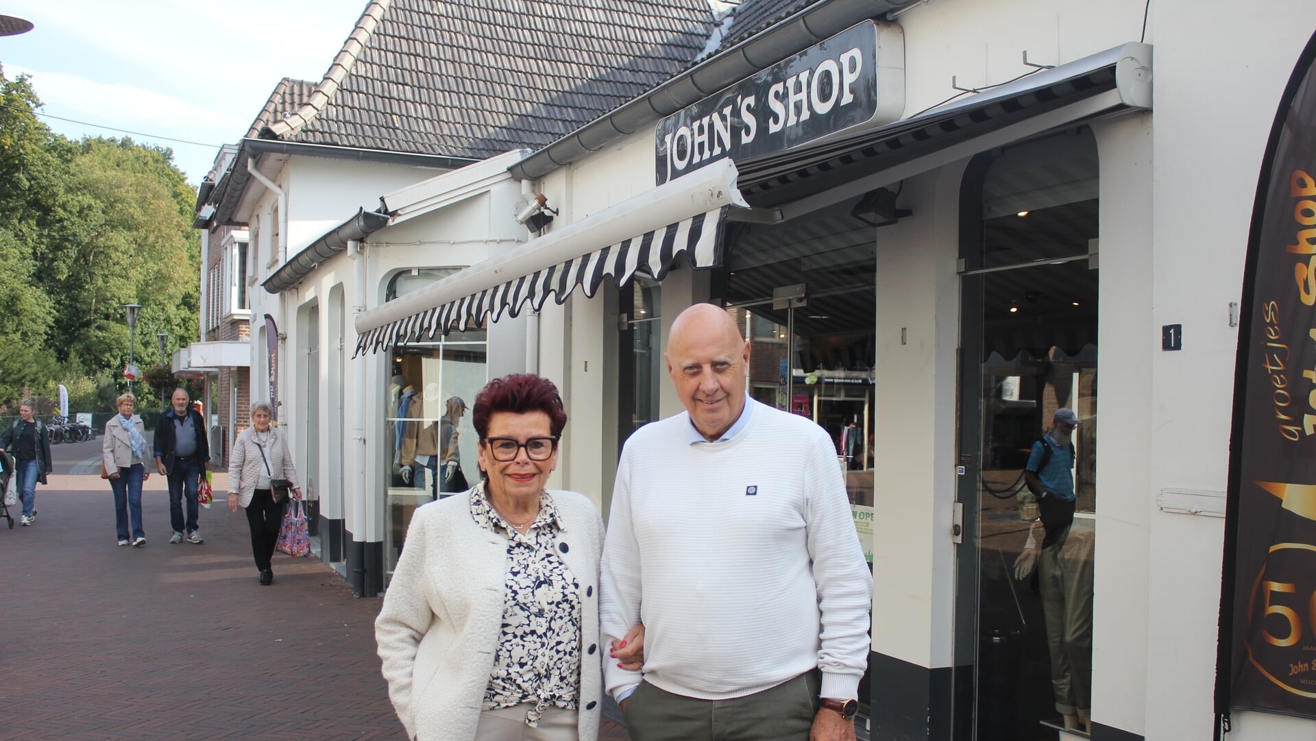 John en Yvon kunnen hun shop niet missen, toch stoppen ze