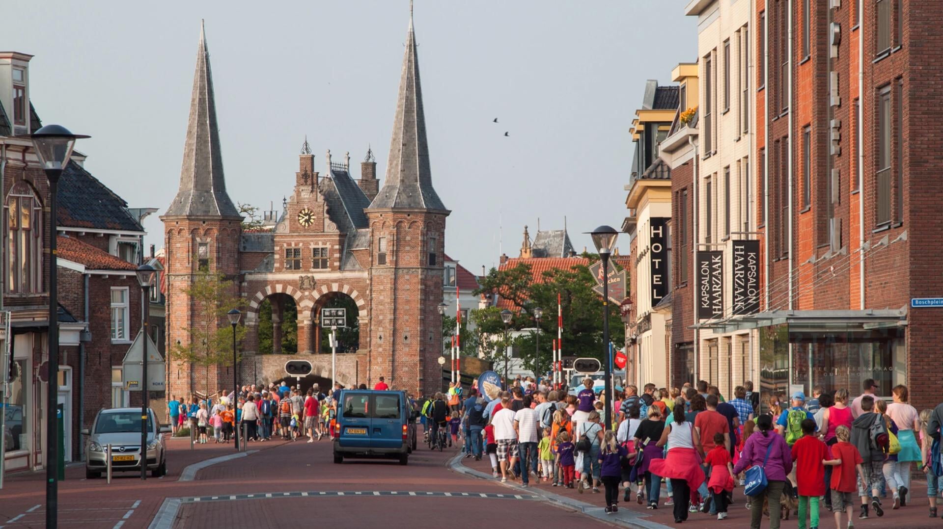 VIDEO l 51e avondvierdaagse van Sneek van start
