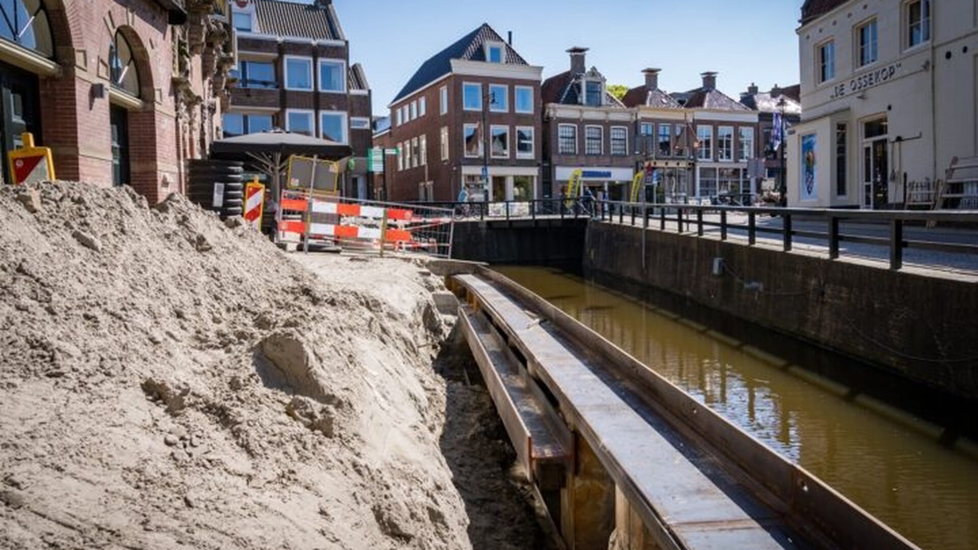 Werk aan de kade in Bolsward loopt volgens planning