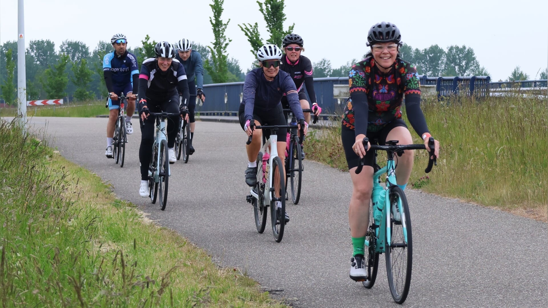 Meeste deelnemers van de Elfmerenfietstocht houden het droog