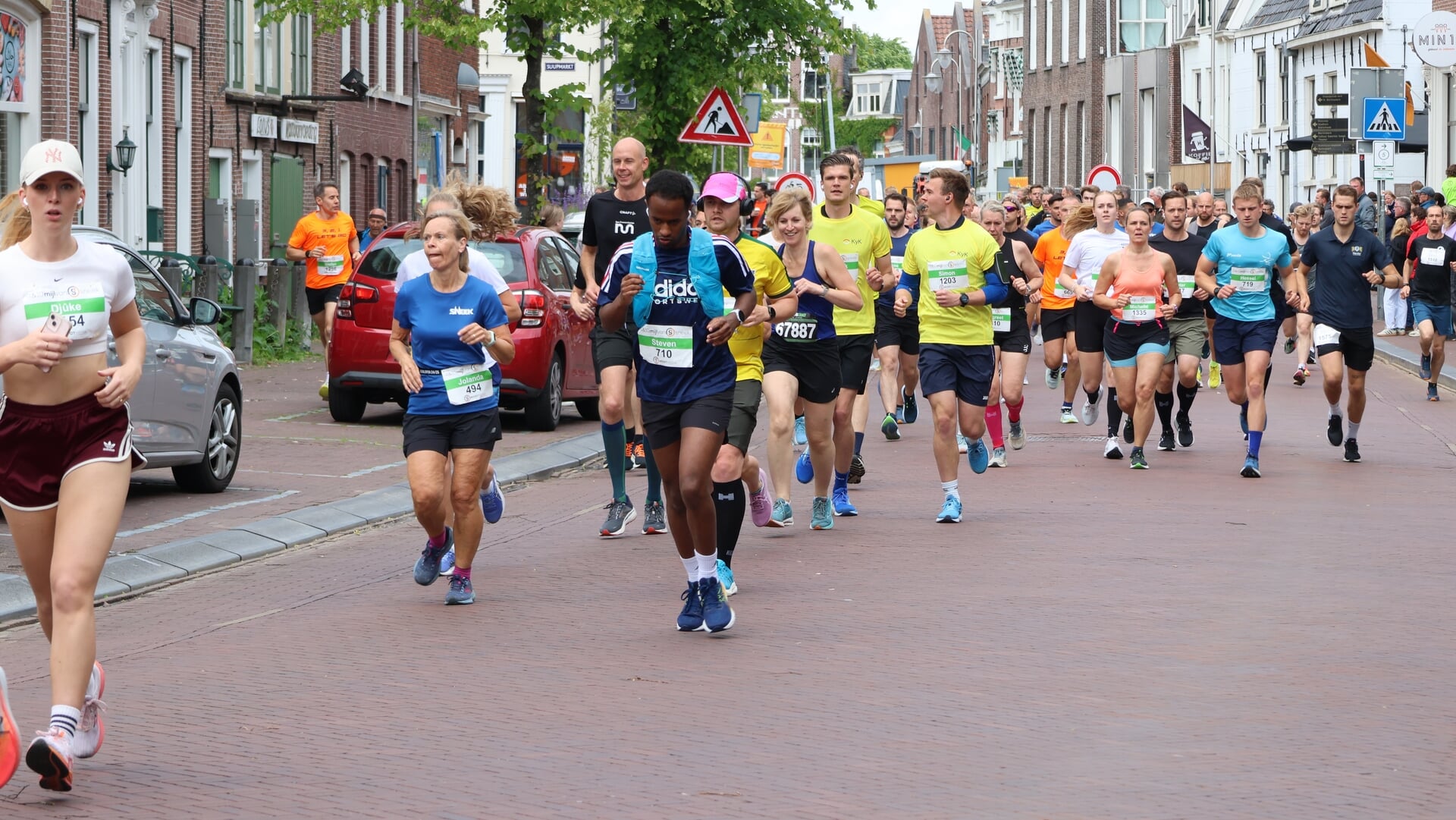 Sfeervolle en sportieve sfeer bij 4 & 10 mijl van Sneek