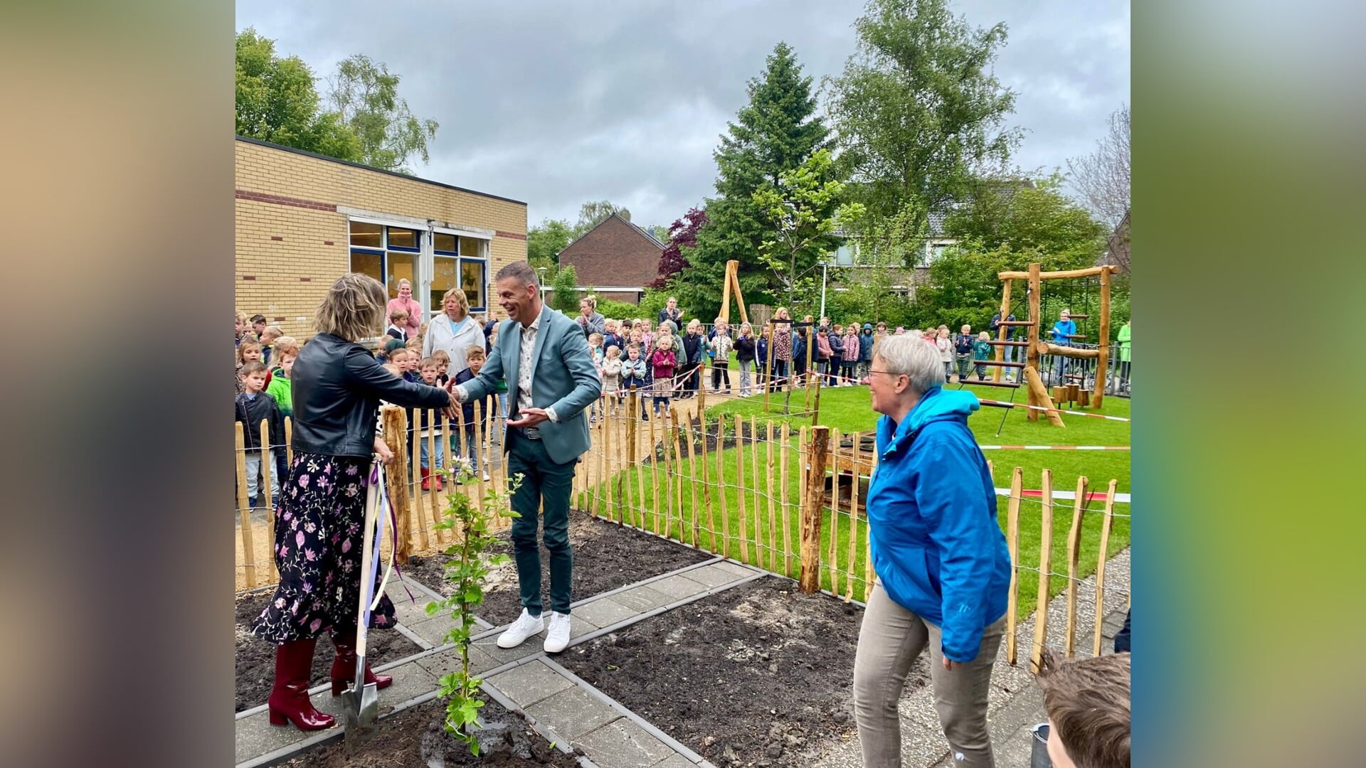 Wethouder opent nieuw schoolplein obs De Oudvaart