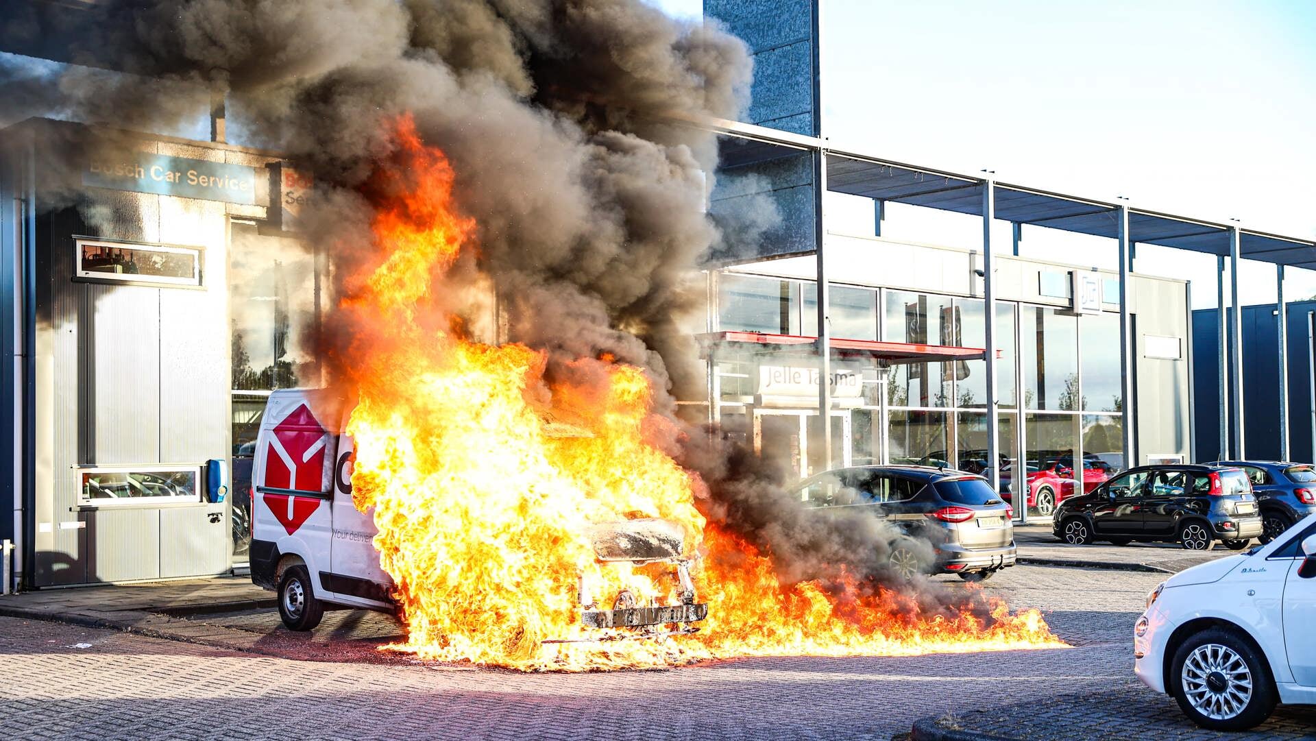 Bestelbus in lichterlaaie op Businesspark Friesland-West