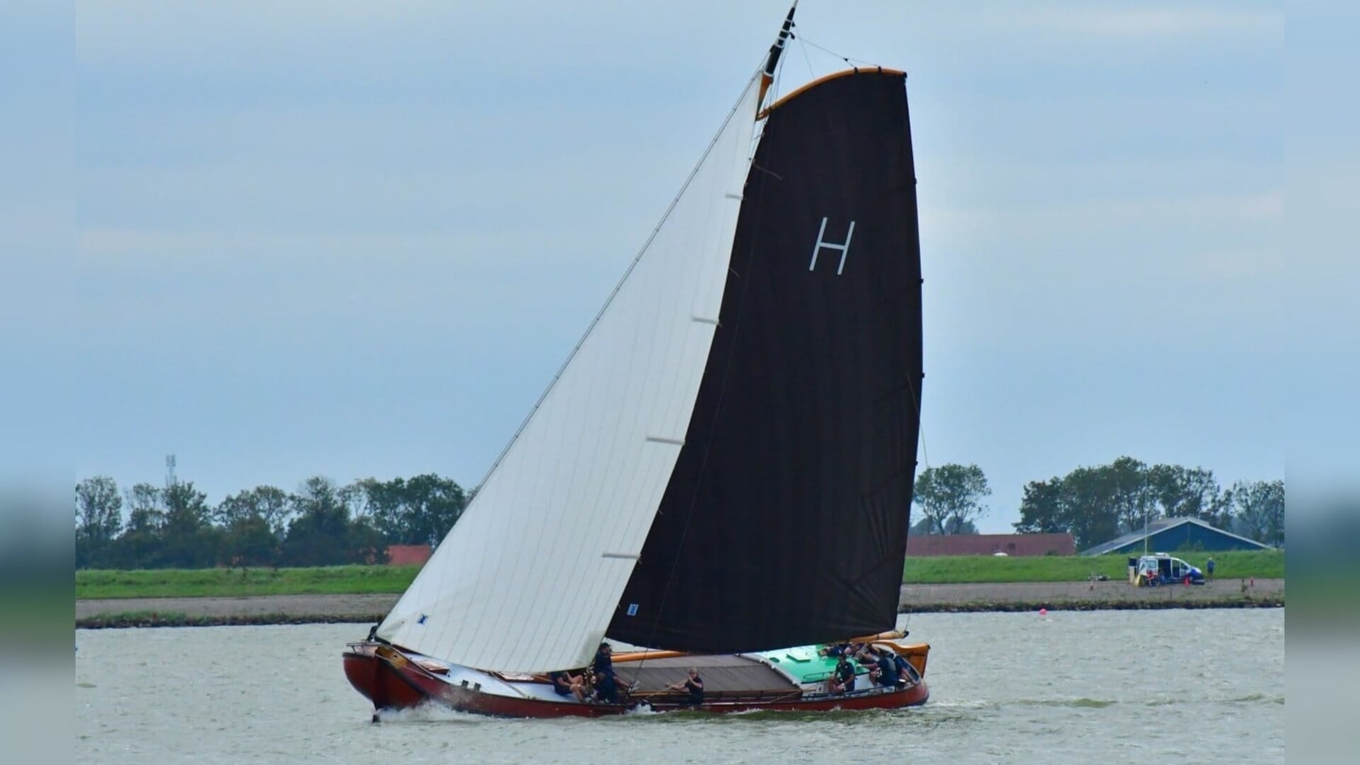 Skûtsje van Heerenveen op de eerste plaats na twee dagen zeilen in de baai van Lemmer.