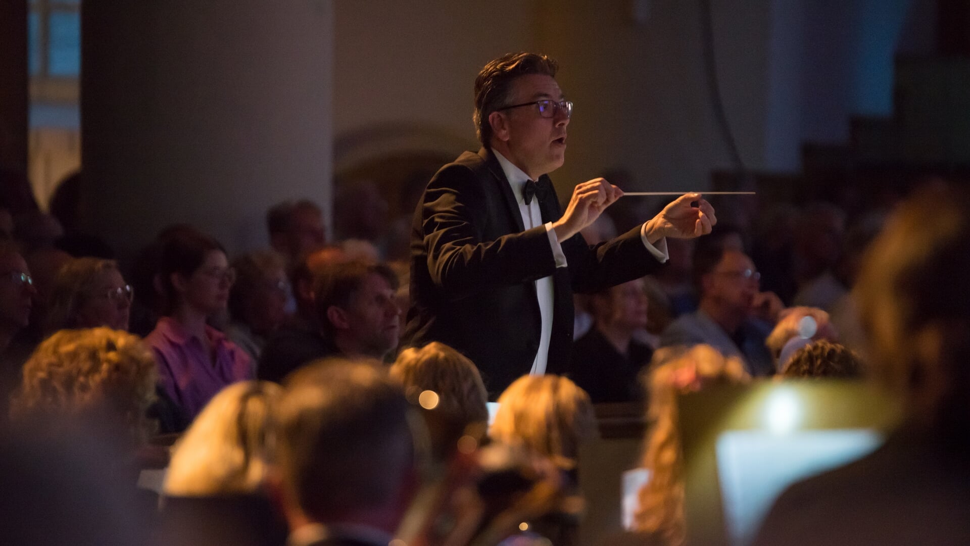 Theo Brouwer is dirigent van ‘Ut Stedelek’ in Sneek: “Hier kan ik mijn muzikale ei kwijt”