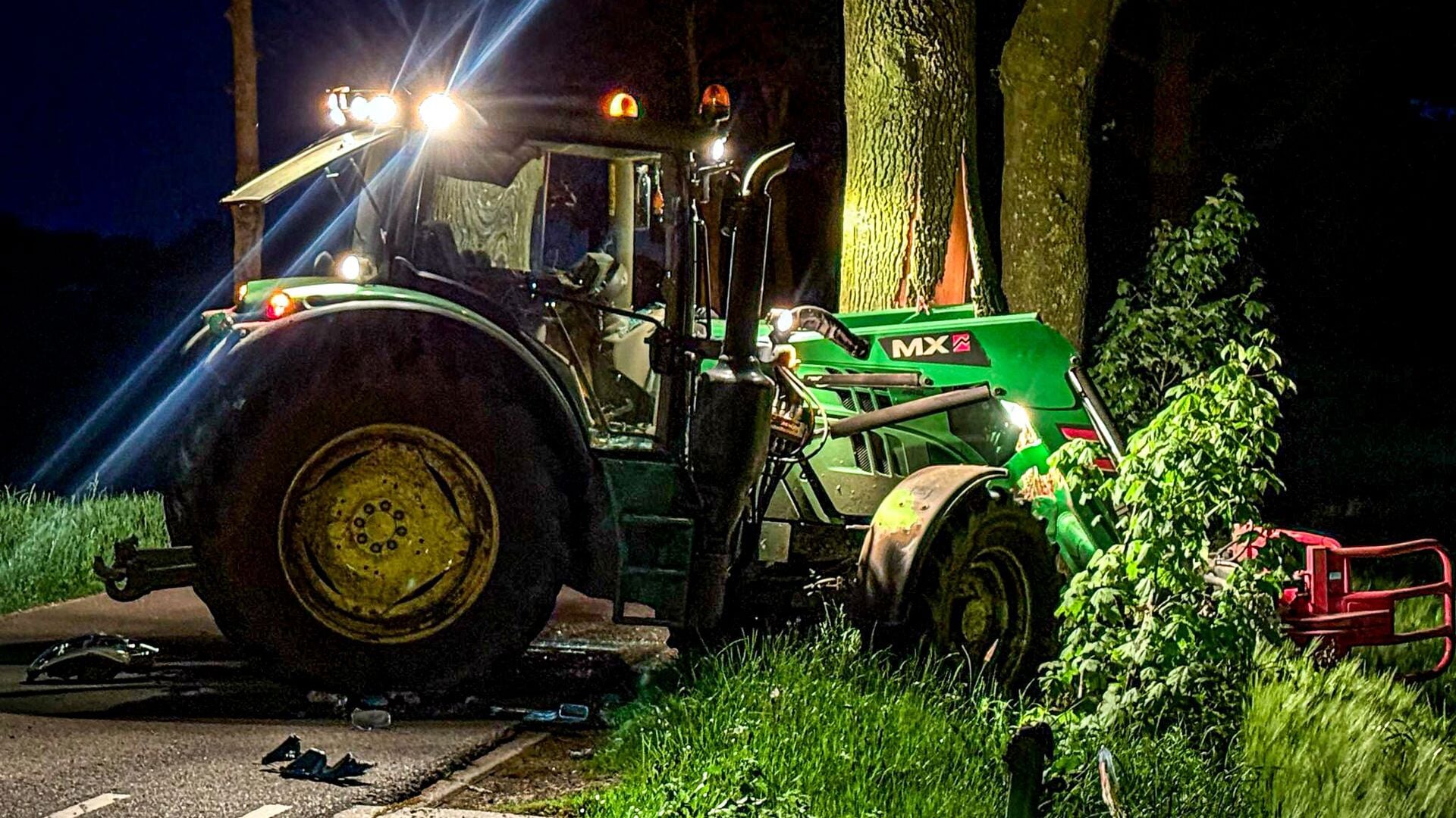 Tractor en bestelbus botsen op kruising in Venhorst