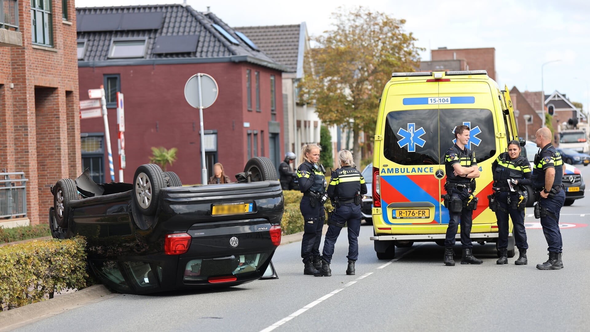 Auto over de kop op Delftsestraatweg