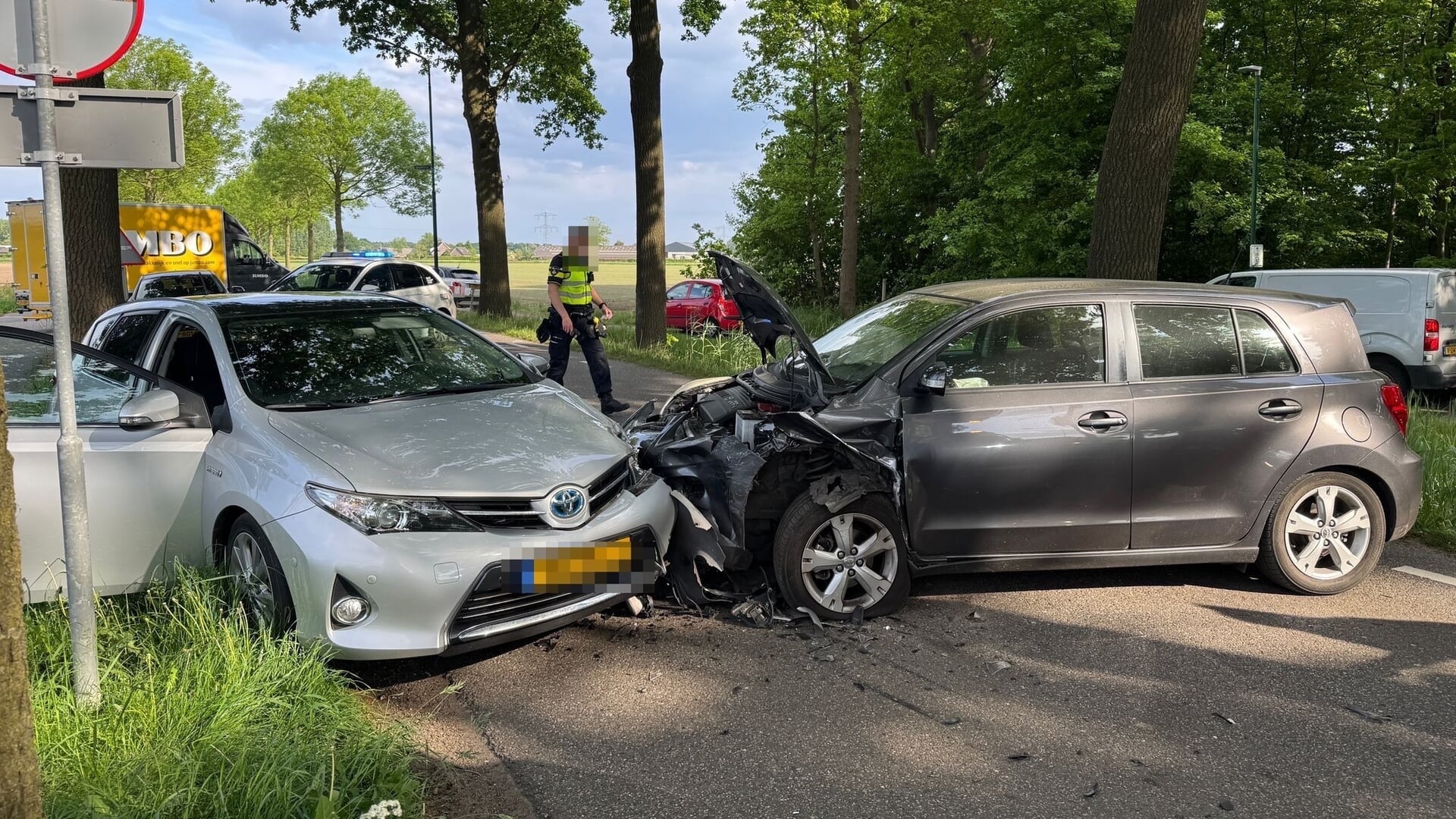 Frontale botsing op Peeleindseweg in Beek en Donk