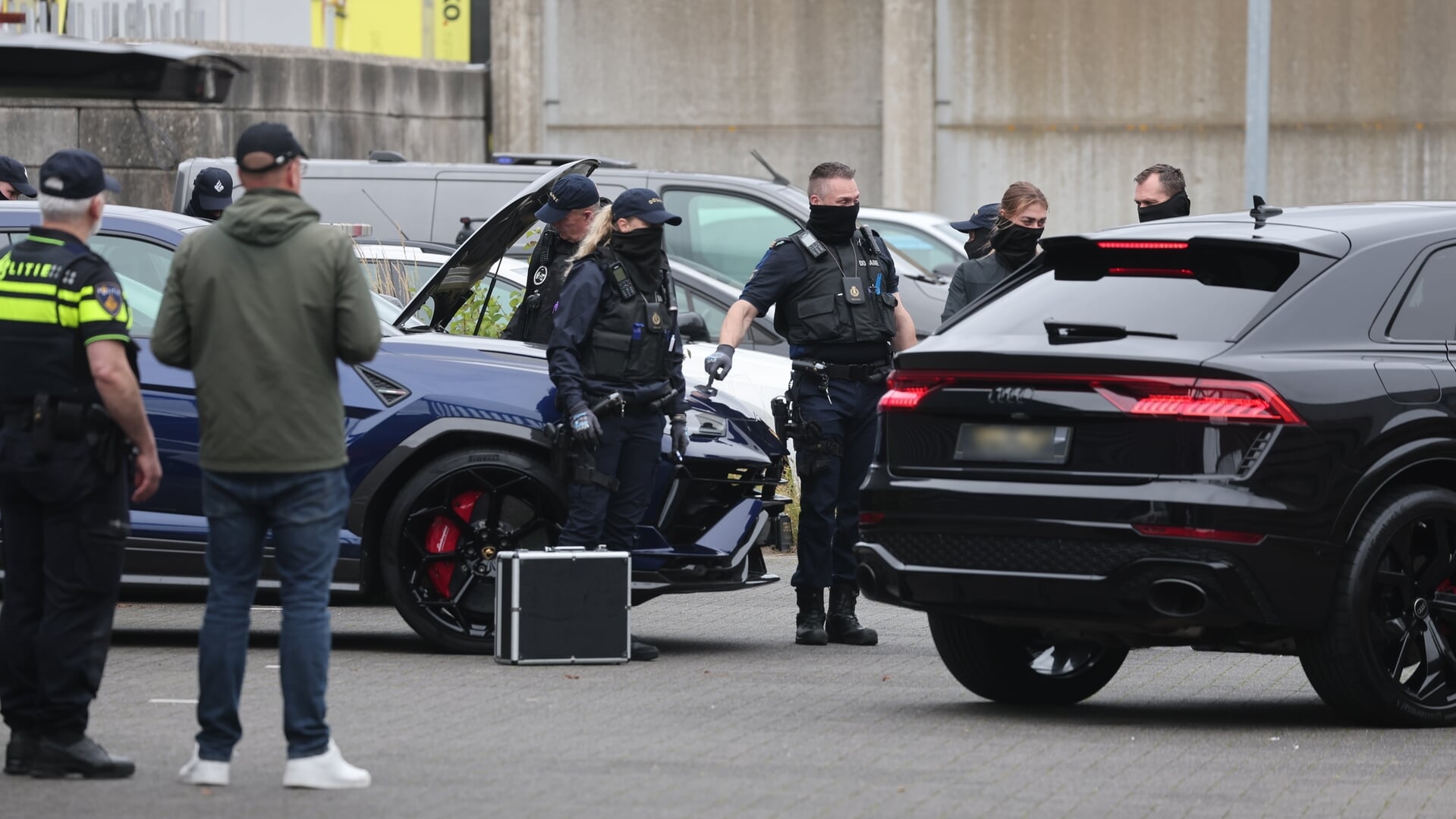 Grote politie-inval bij autobedrijven in Nootdorp