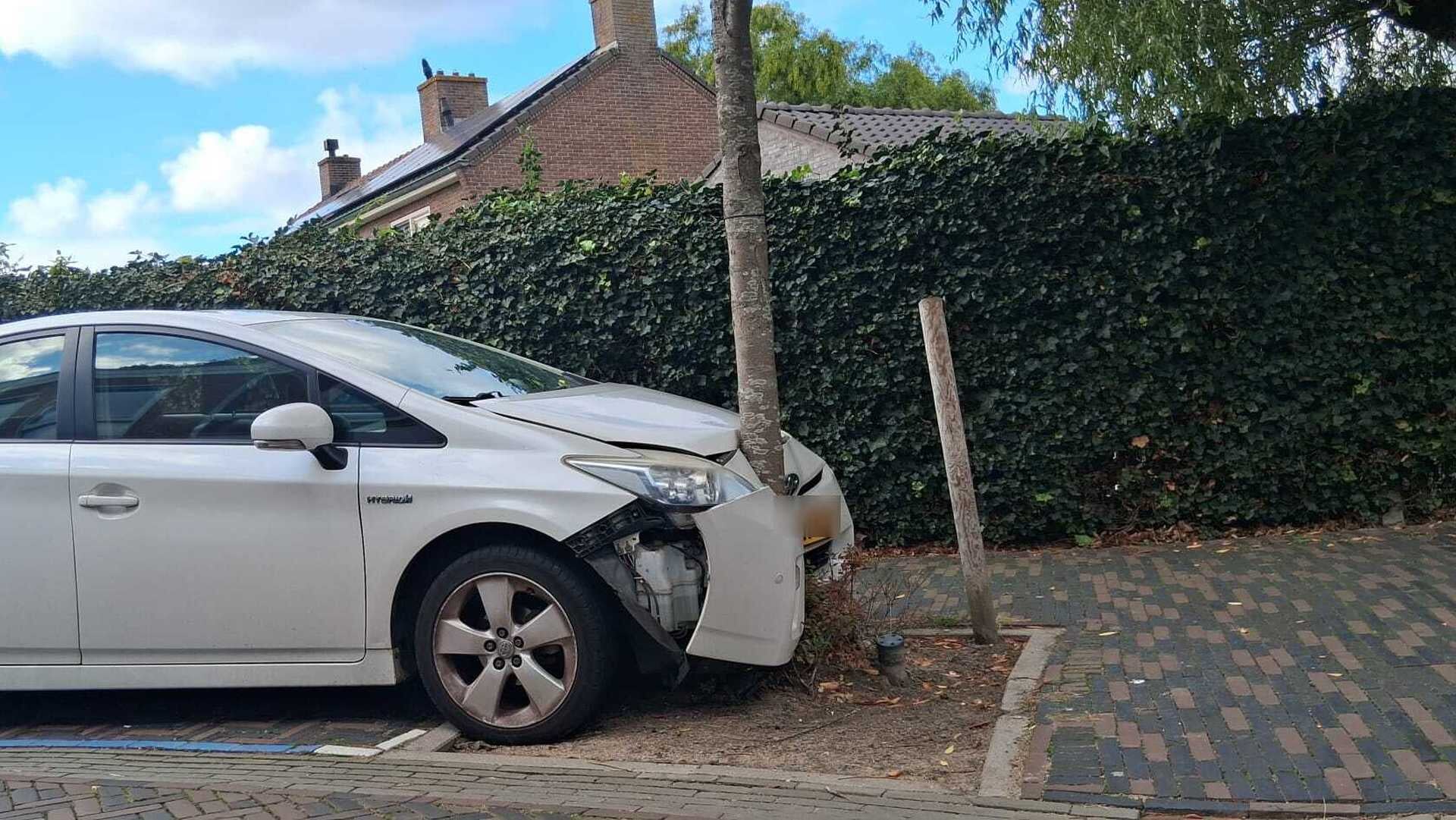 Auto zwaar beschadigd na opmerkelijk ongeluk