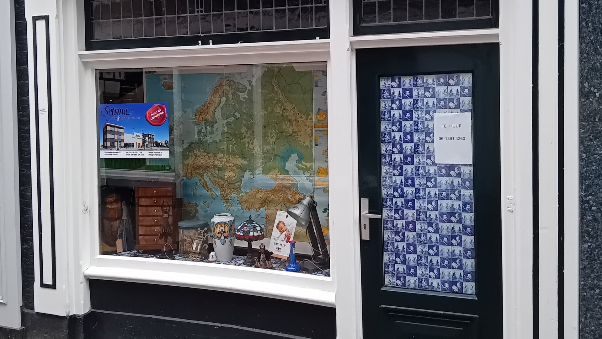 Etalage Sytsma fleurt straatbeeld Galigastraat Sneek op