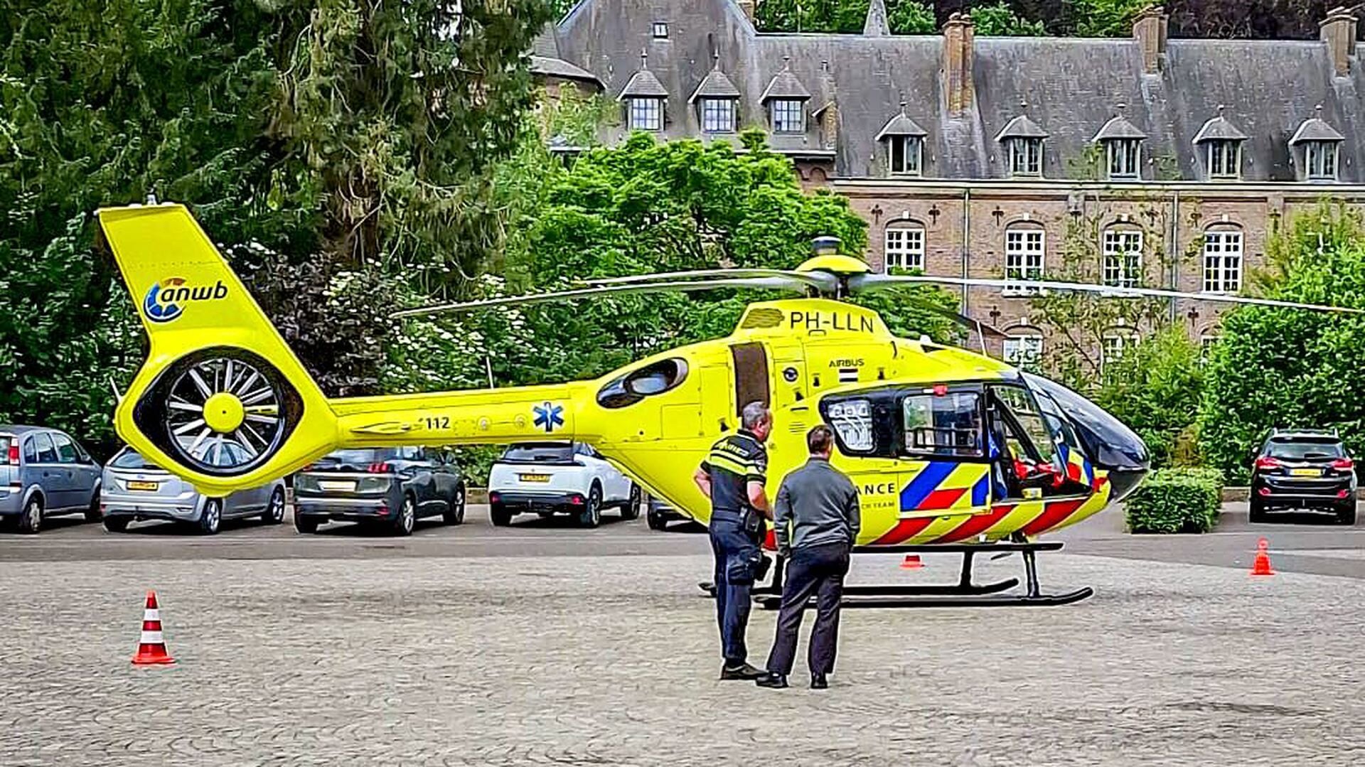 Traumahelikopter landt op Ridderplein in Gemert