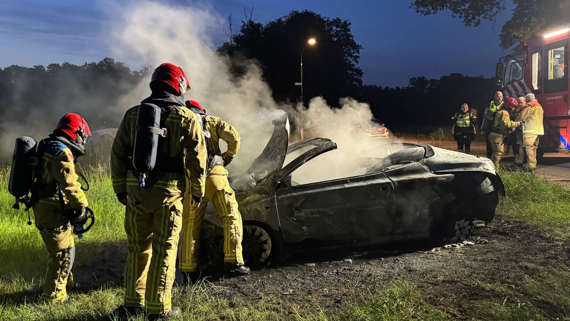 Autobrand in Bakel: Cabrio volledig uitgebrand