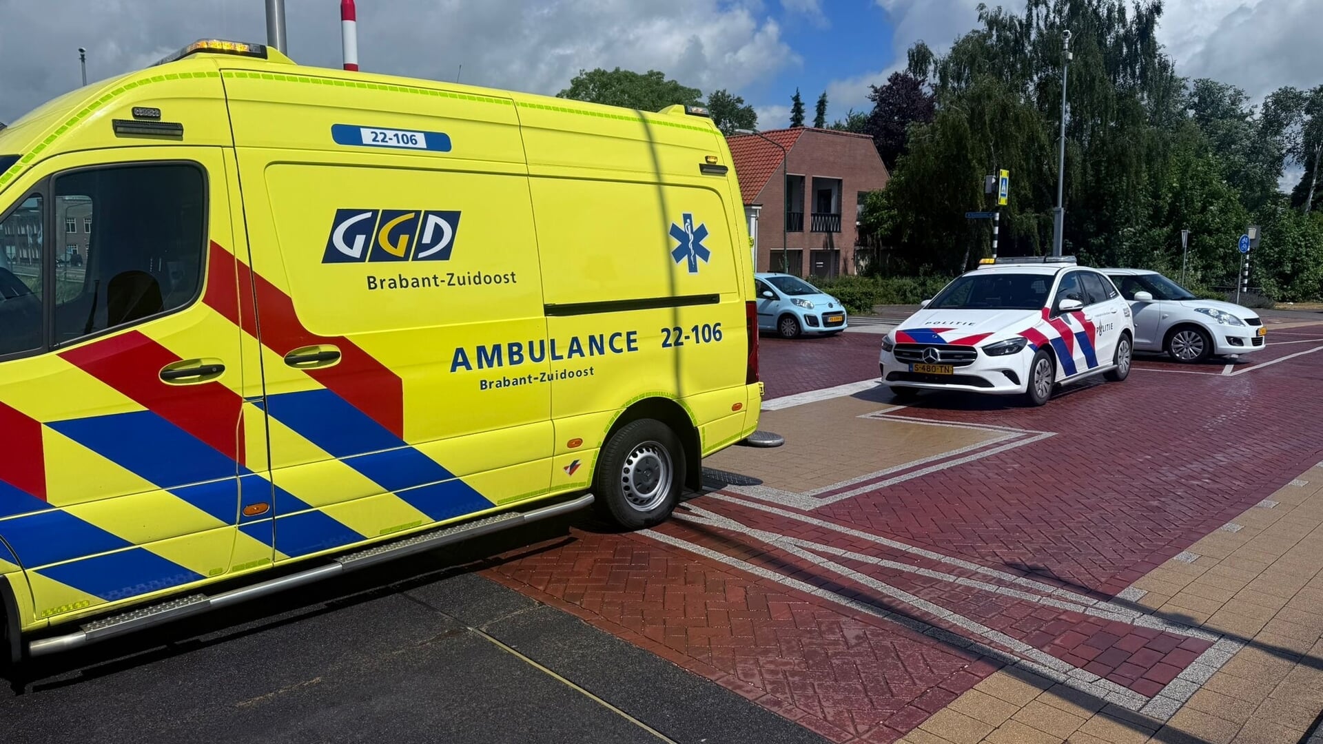 Motorrijder moet uitwijken en komt ten val bij Donkse brug