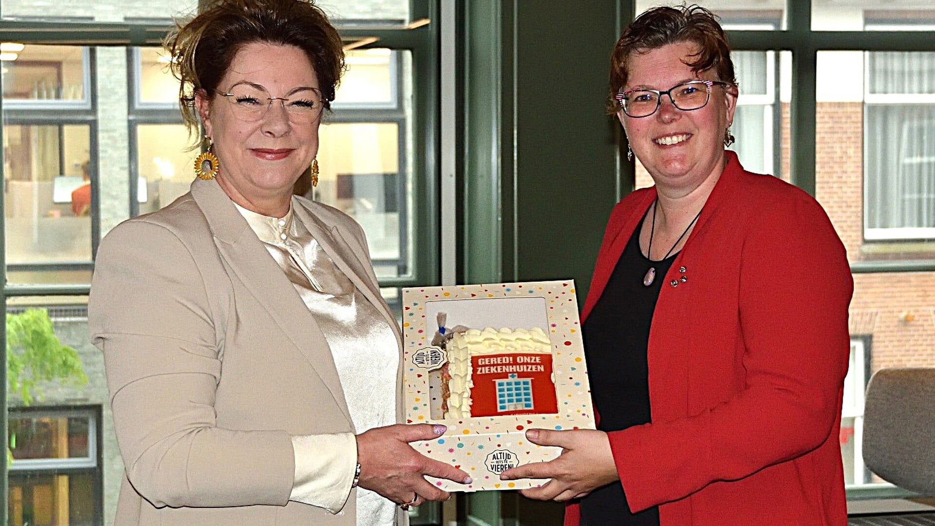 Taart en dank voor inzet behoud Friese ziekenhuizen