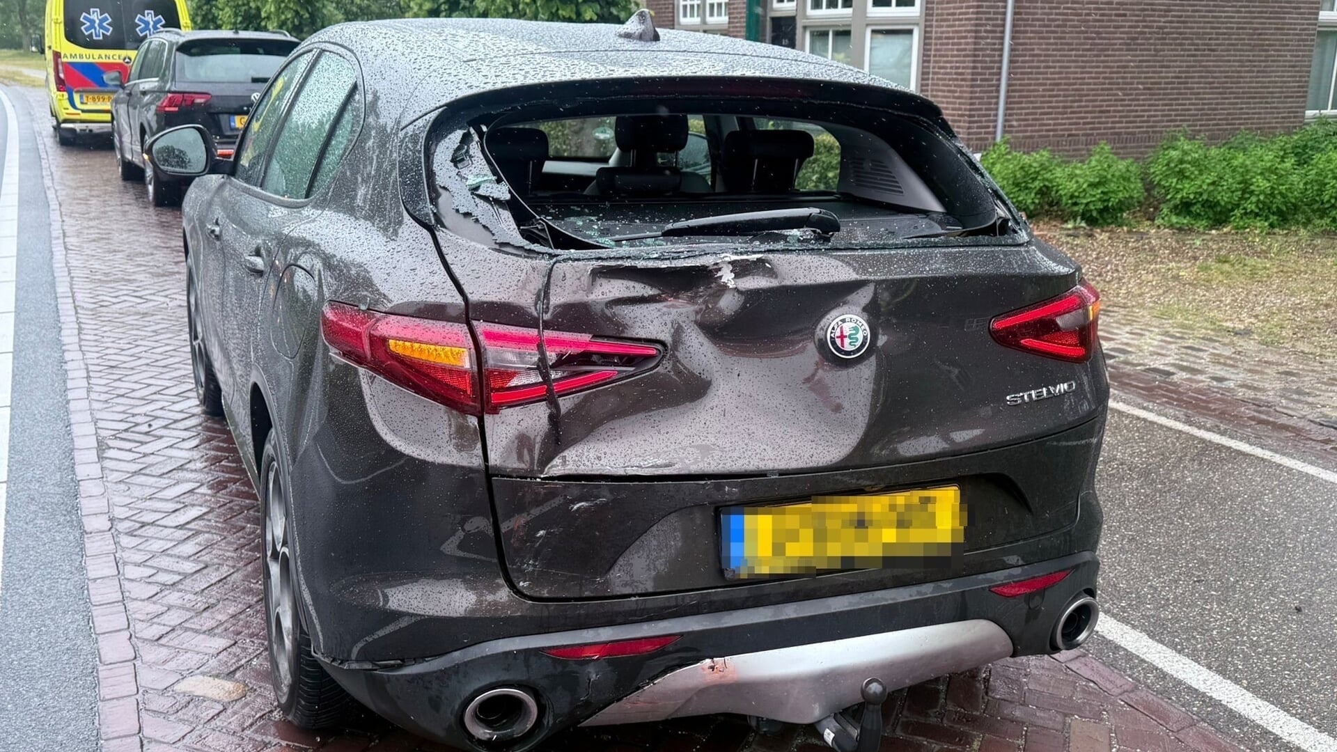 Vrachtwagen botst achterop personenauto op Gemertseweg