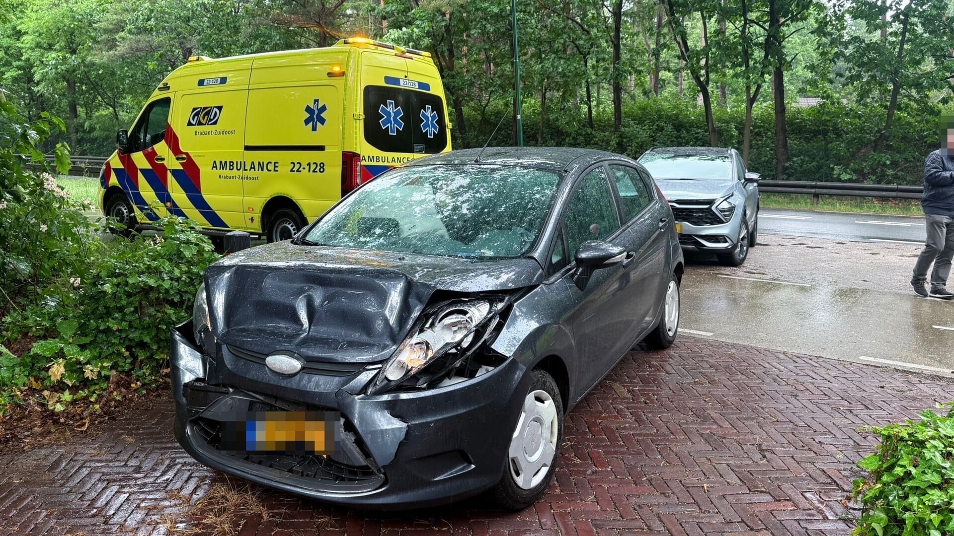 Ongeval op N615 in Lieshout door afslaande vrachtwagen