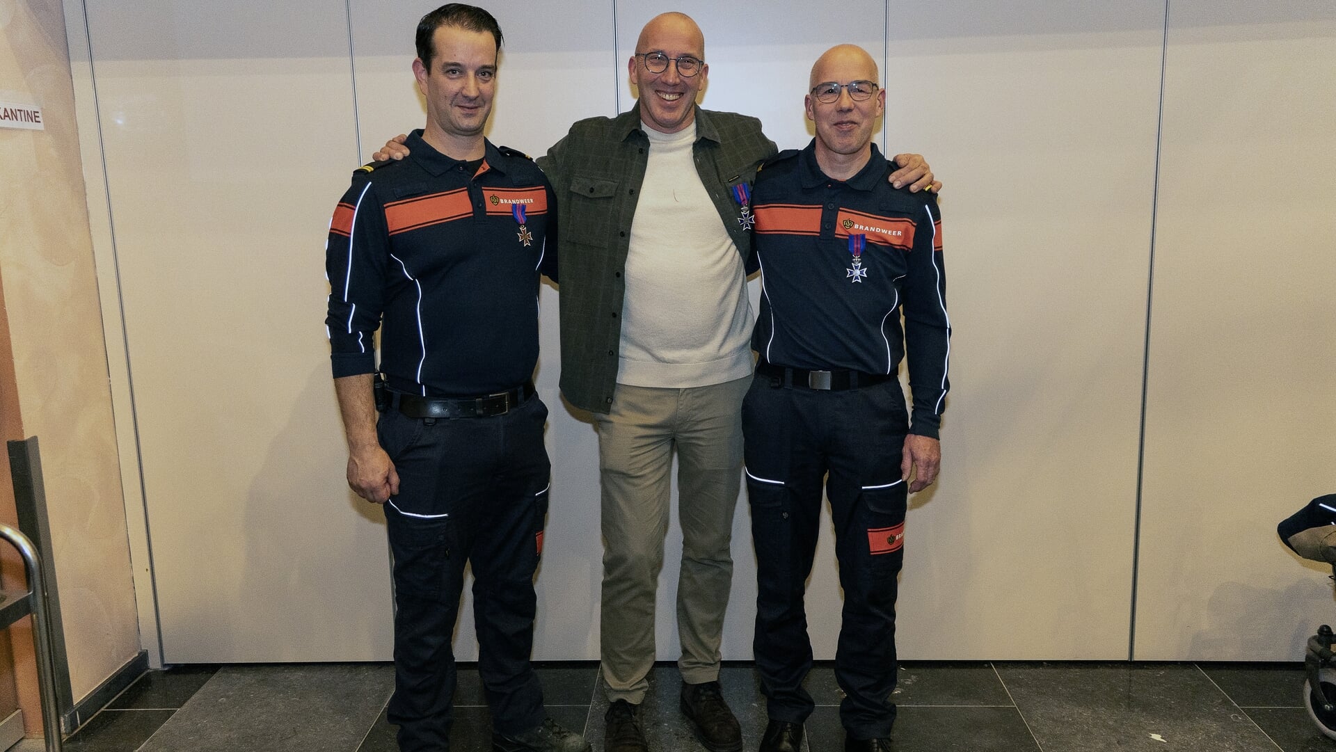 Brandweerlieden door de burgemeester gehuldigd