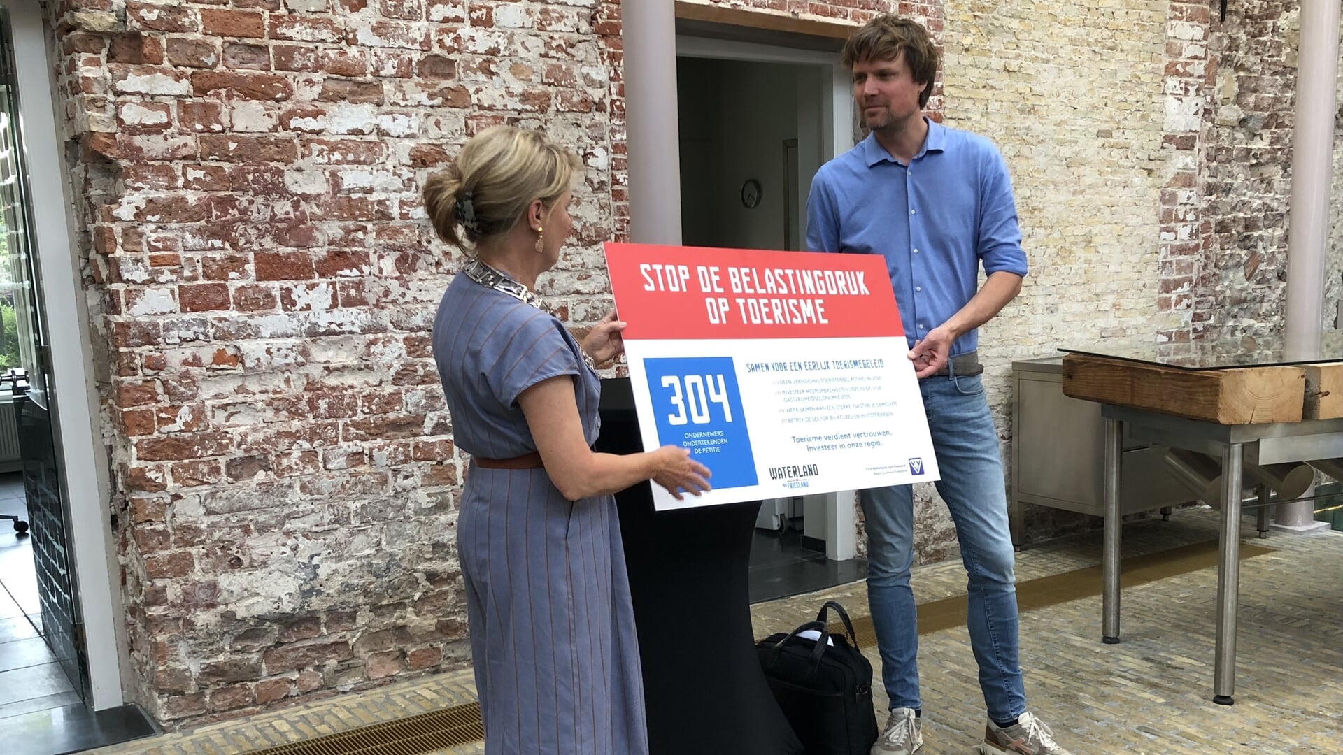 Petitie tegen verhoging toeristenbelasting aangeboden aan burgemeester Súdwest-Fryslân: “Willen geen