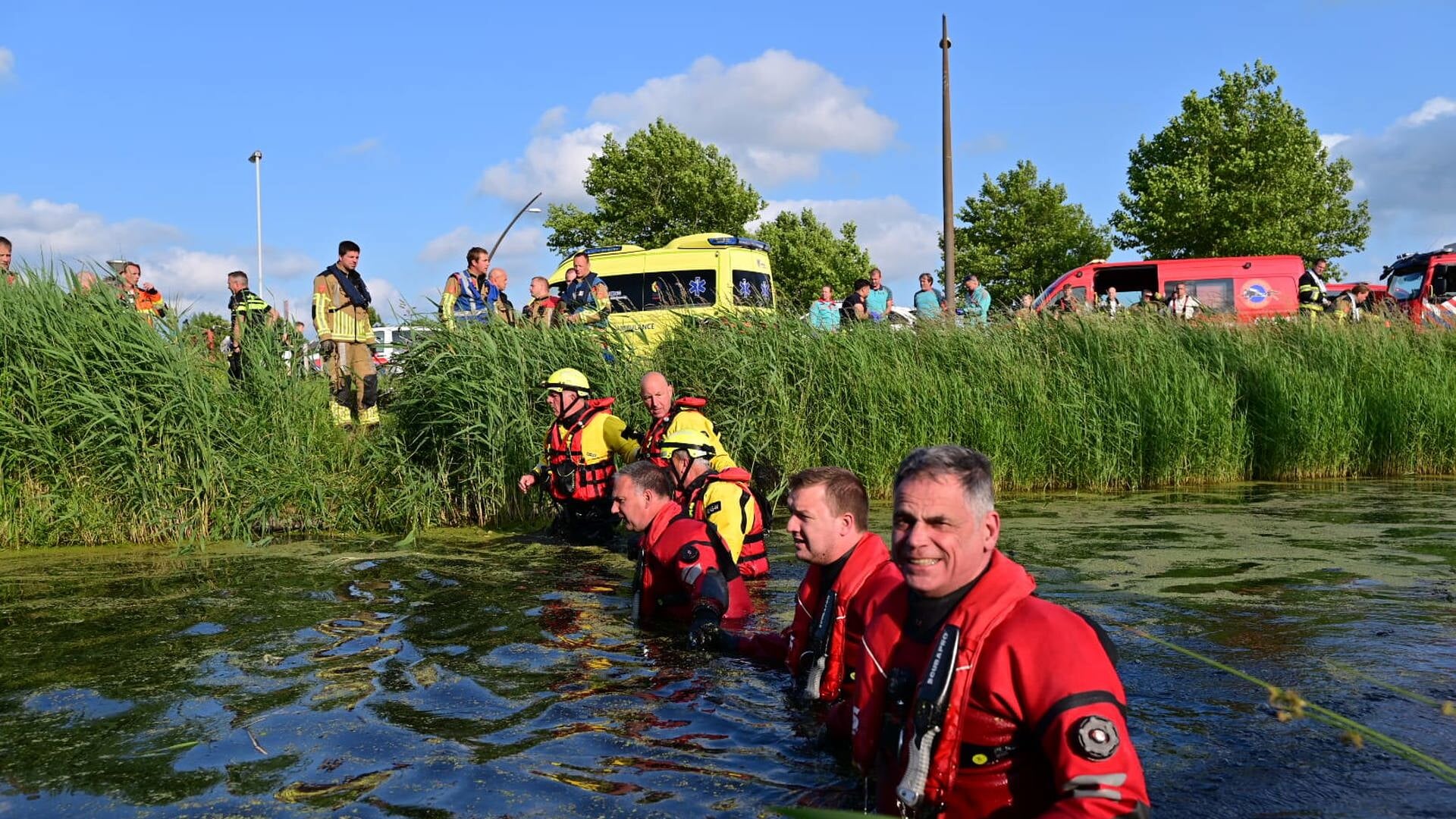 Grote inzet hulpdiensten na vondst kinderfiets langs water in Sneek