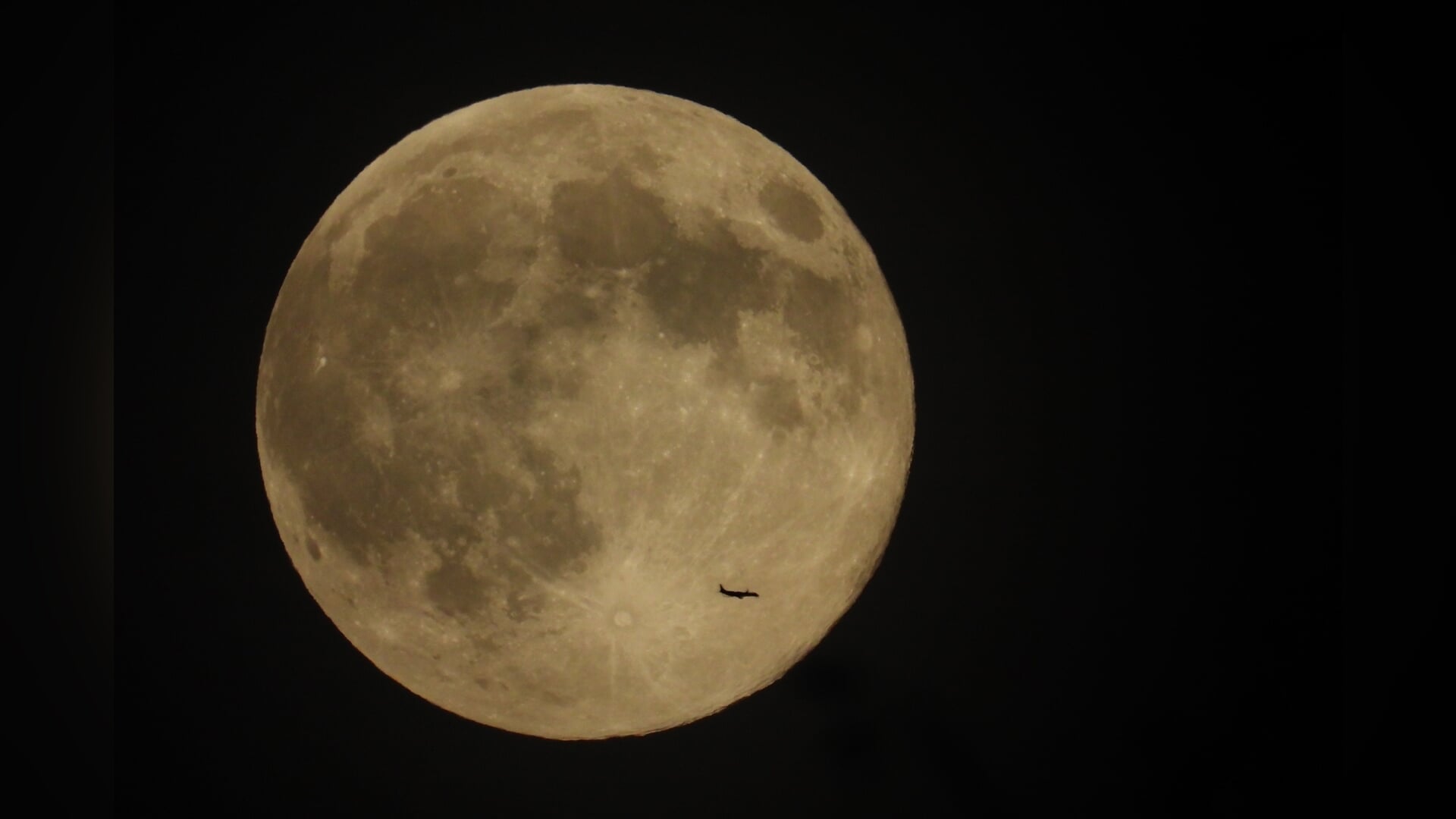 Sint-Oedenrode baadt in maanlicht