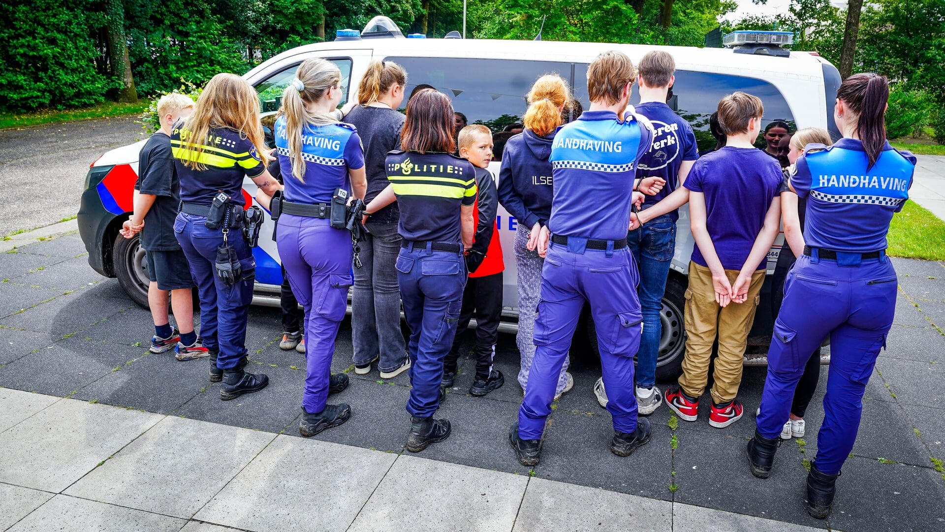 Tientallen jongeren aangehouden na politieinzet bij VV Gemert