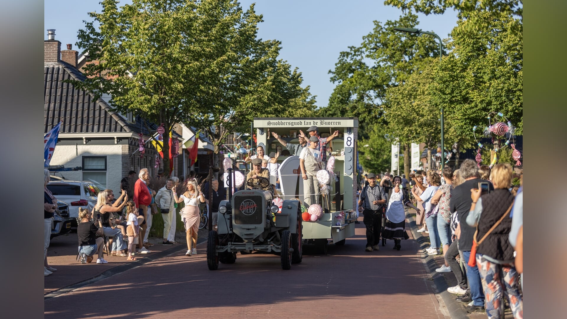 Buurt “De Weinterp” mooiste wagen van optocht Wijnjewoude