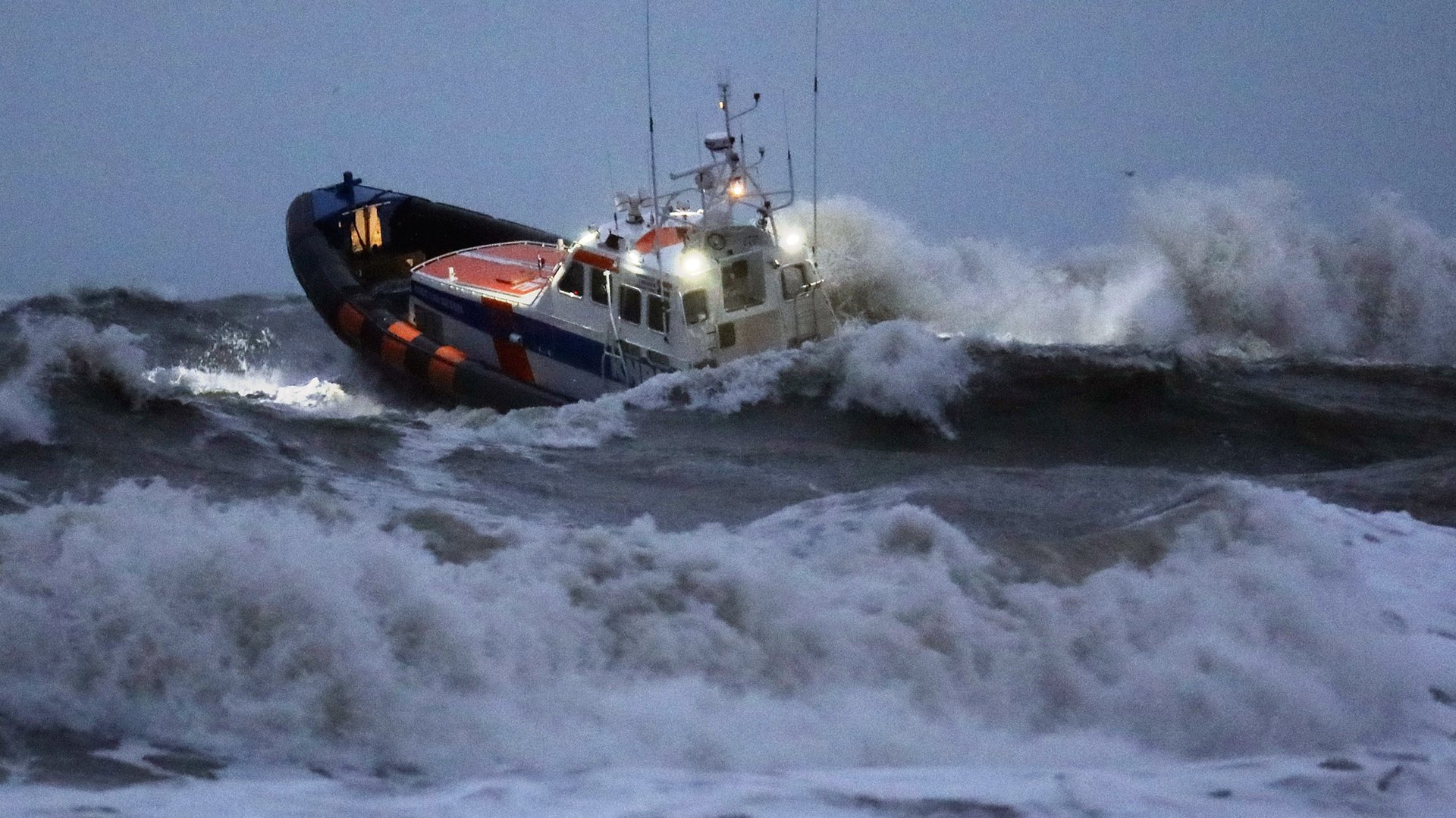 Grote zoekactie naar vermiste kitesurfer bij havenhoofden