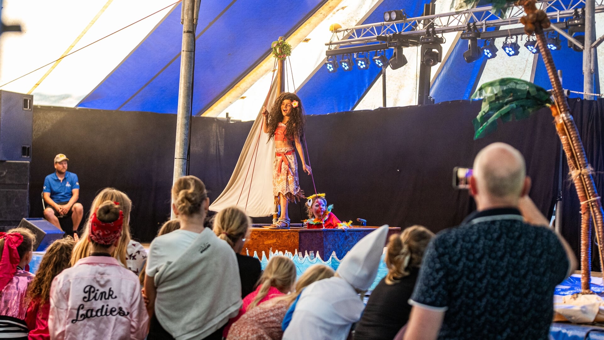FOTO’S | Playbackshow trapte dorpsfeest Sintjohannesga af – feestweek nog in volle gang