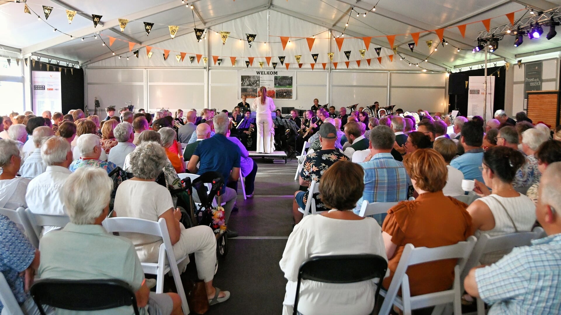 FOTO’S | Muziekvereniging Excelsior Ouwsterhaule viert 80-jarig jubileum met feestelijke dag vol muz