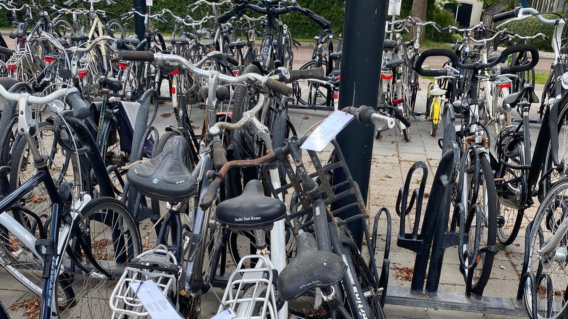 Gemeente gaat fietswrakken verwijderen bij station Akkrum