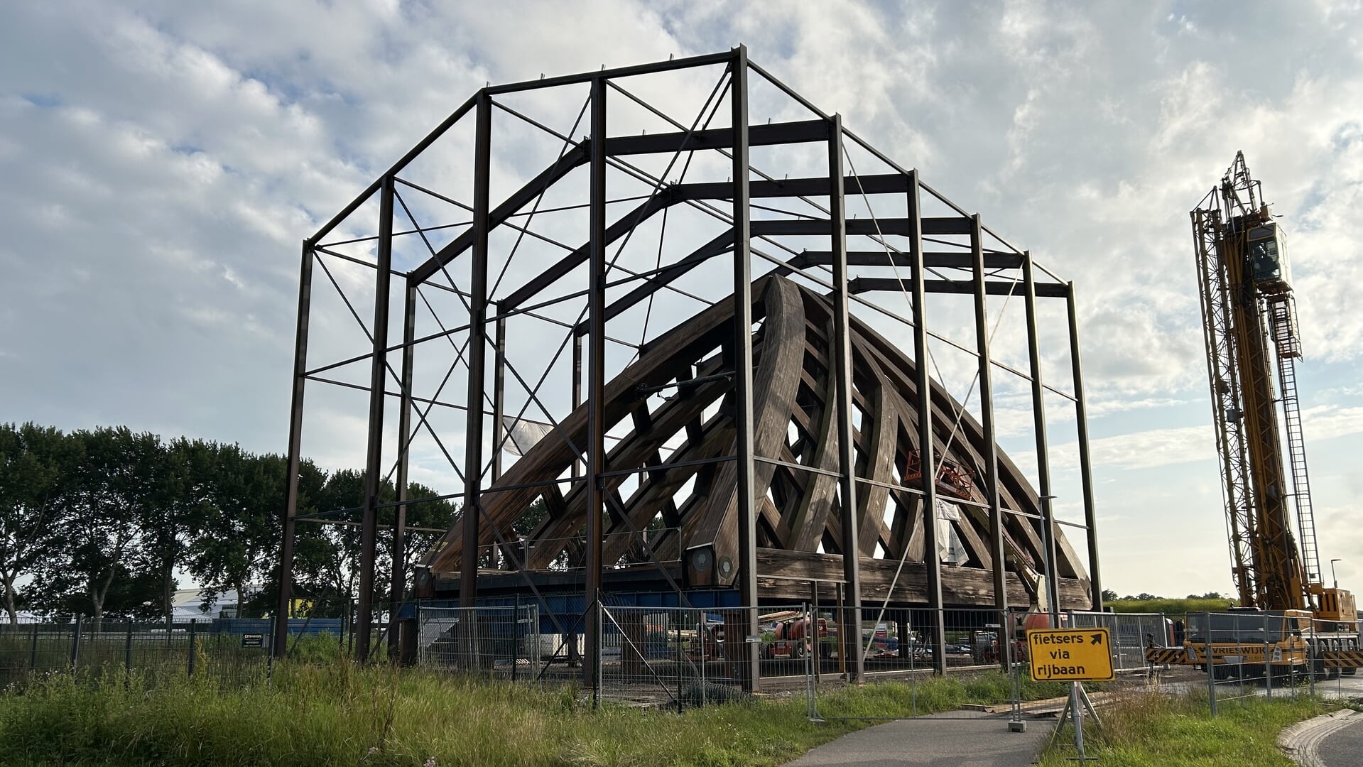 Tijdelijke loods over Krúsrakbrug krijgt steeds meer vorm