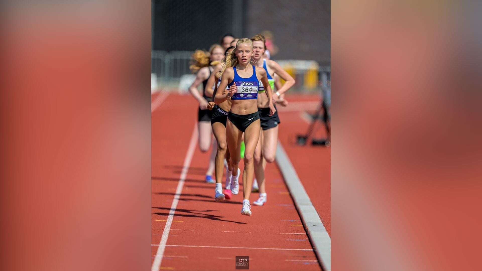Vienne van der Knaap (14) uit Sneek Nederlands kampioen op de 800 meter