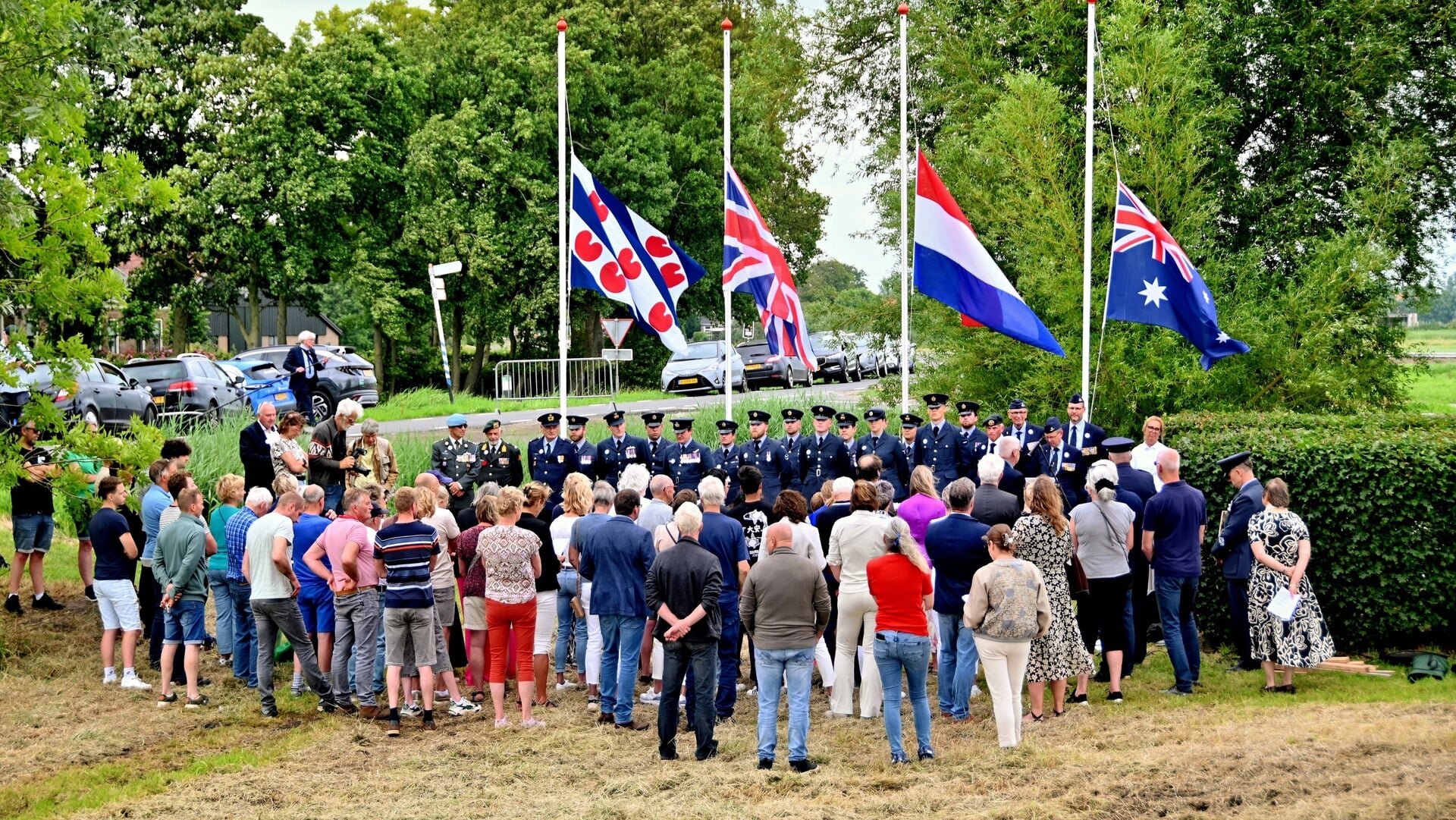 FOTO’S | Follega eert bemanning neergestorte Lancaster met monument