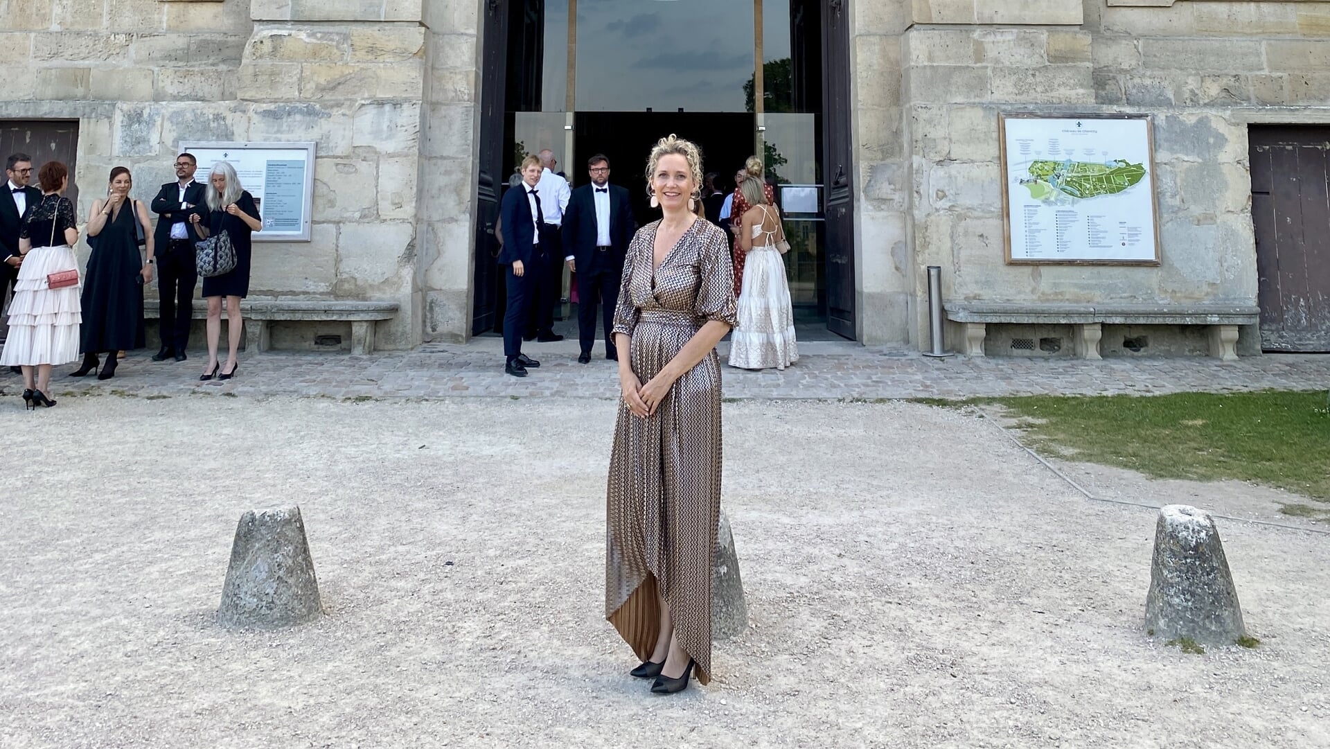 Oud-Tirnser Hinke de Jong geïnaugureerd als Dame Chevalier bij het exclusieve l’Ordre des Coteaux de