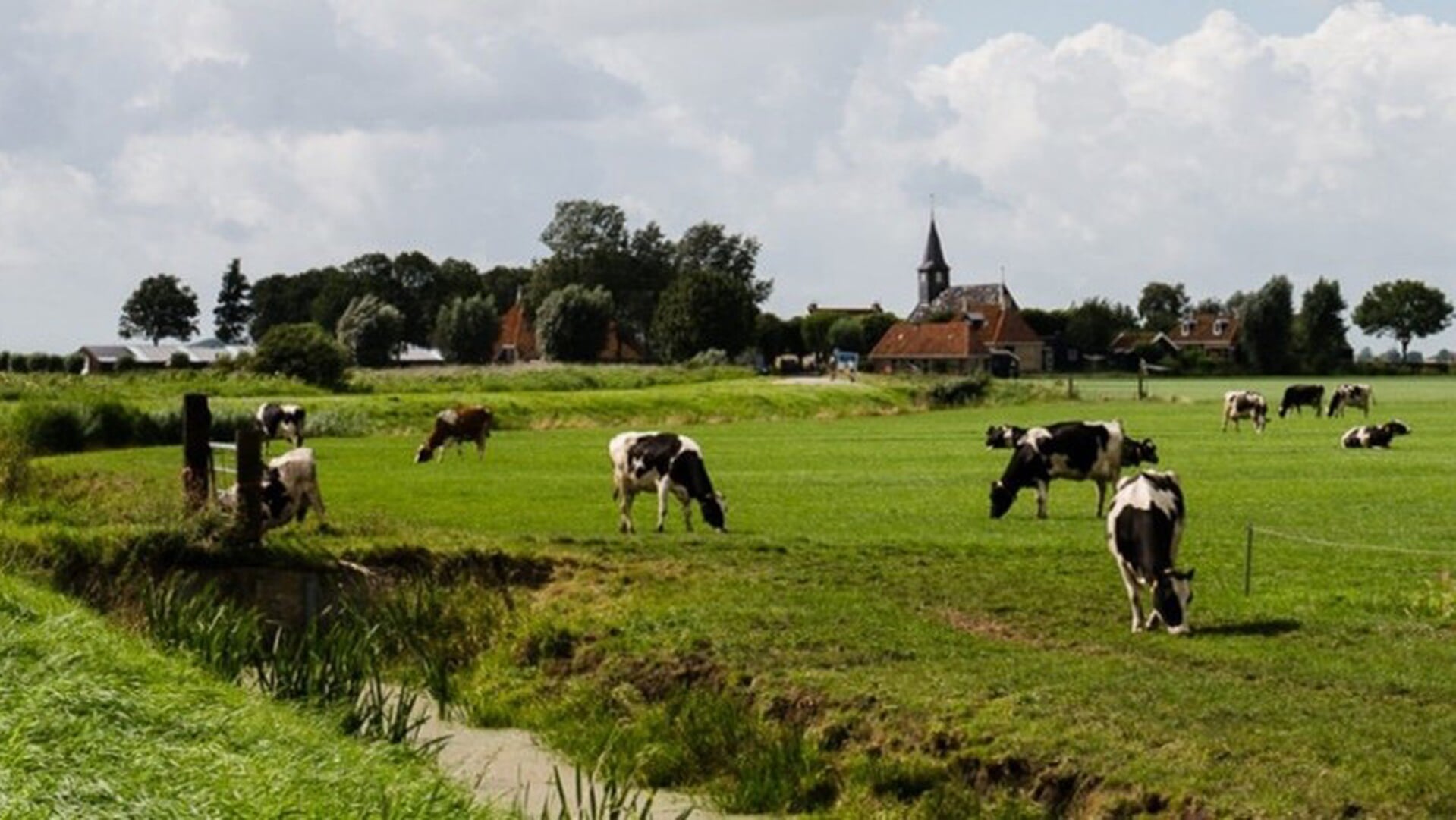 Eerste Bloeirede in het kerkje van Sandfirden over ‘Paradijs’, een gezond dorp, een gezond landschap