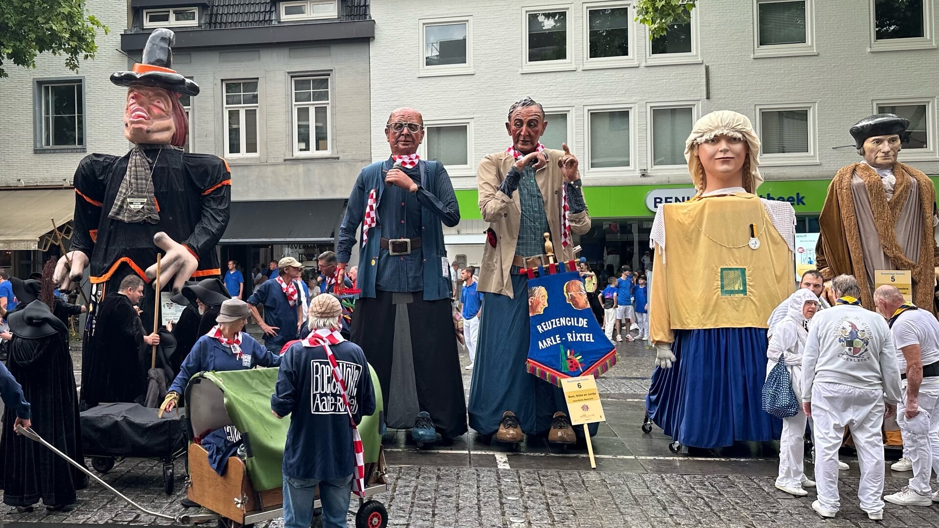 Aarlese Reuzen in Heerlense Reuzenoptocht