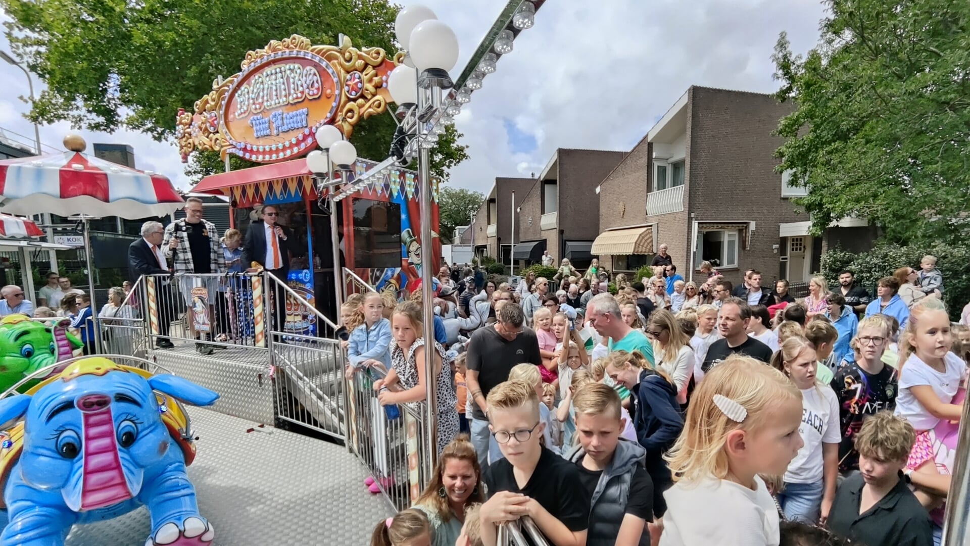 De kermis van start in Rijnsburg tijdens feestweek