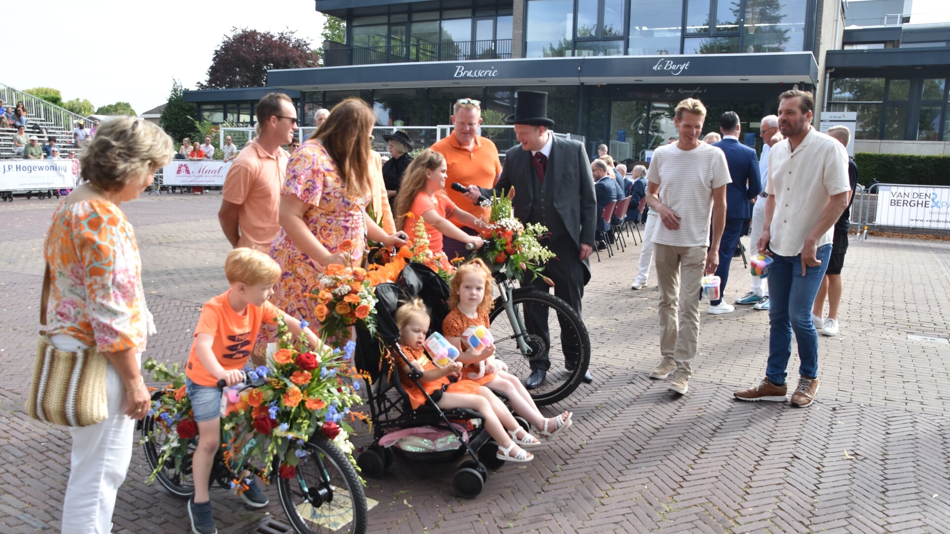 Vrolijke gezichten bij deelnemers Kindercorso