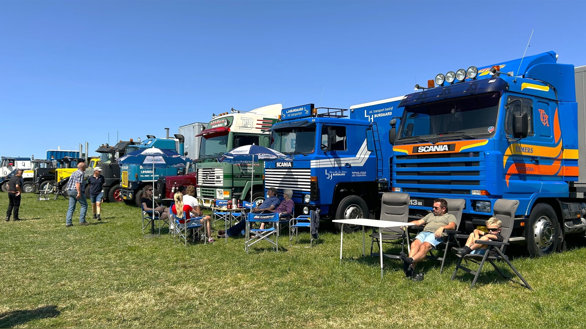 Vierde editie van Oldtimerdei Nijland trekt recordaantal liefhebbers