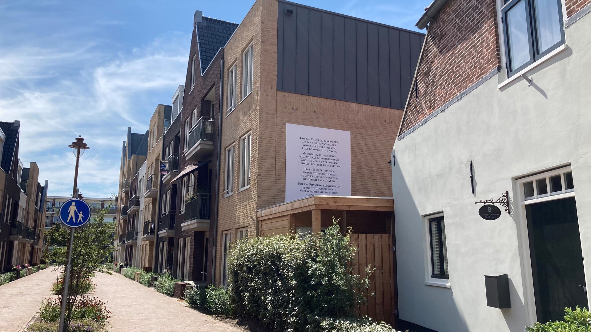 Gedicht pronkt weer op gevel in Hof van Rijnsburg