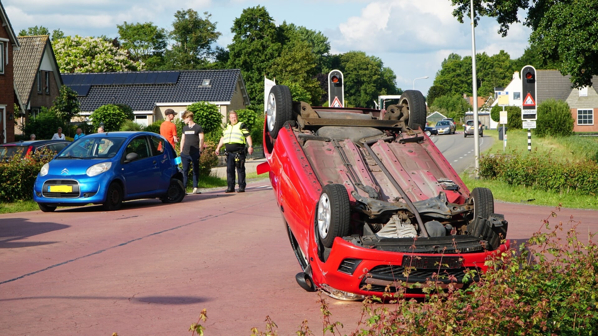 Auto over de kop na aanrijding op Vogelzangweg bij Rottum (video)