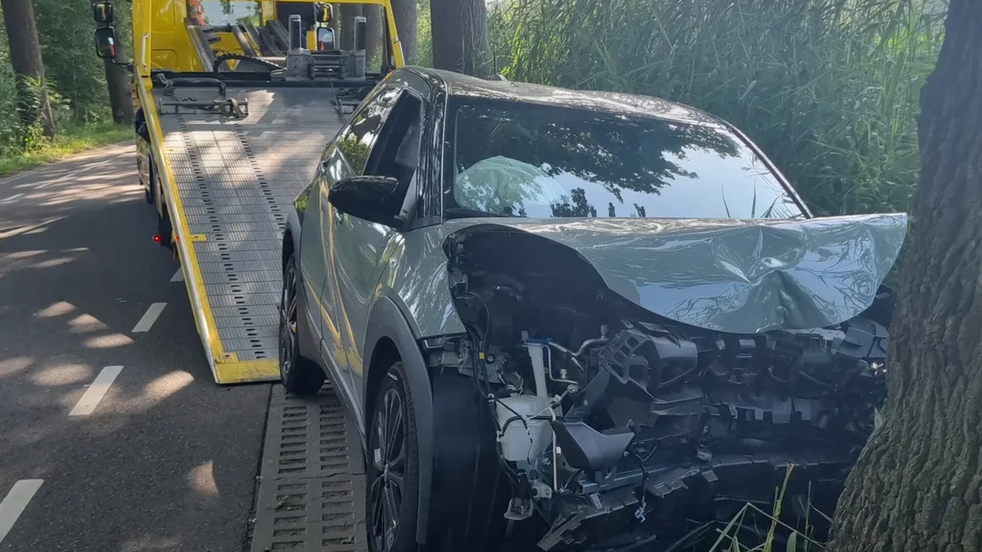 Bestuurder raakt onwel en botst tegen boom in Gemonde