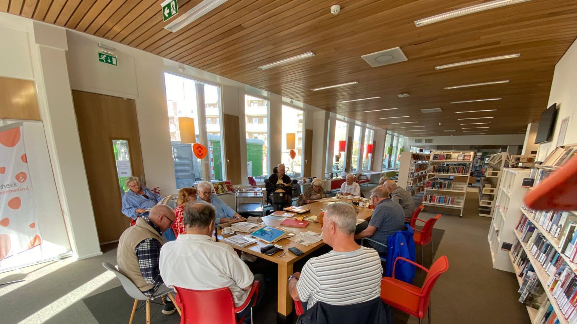 Babbelwagen On Tour in de bibliotheek: samen bladeren door oude krantenknipsels