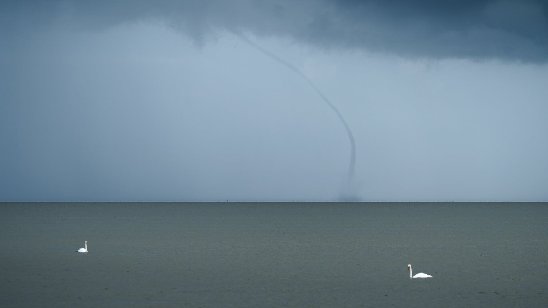 FOTO | Waterhoos boven het IJsselmeer bij Hindeloopen
