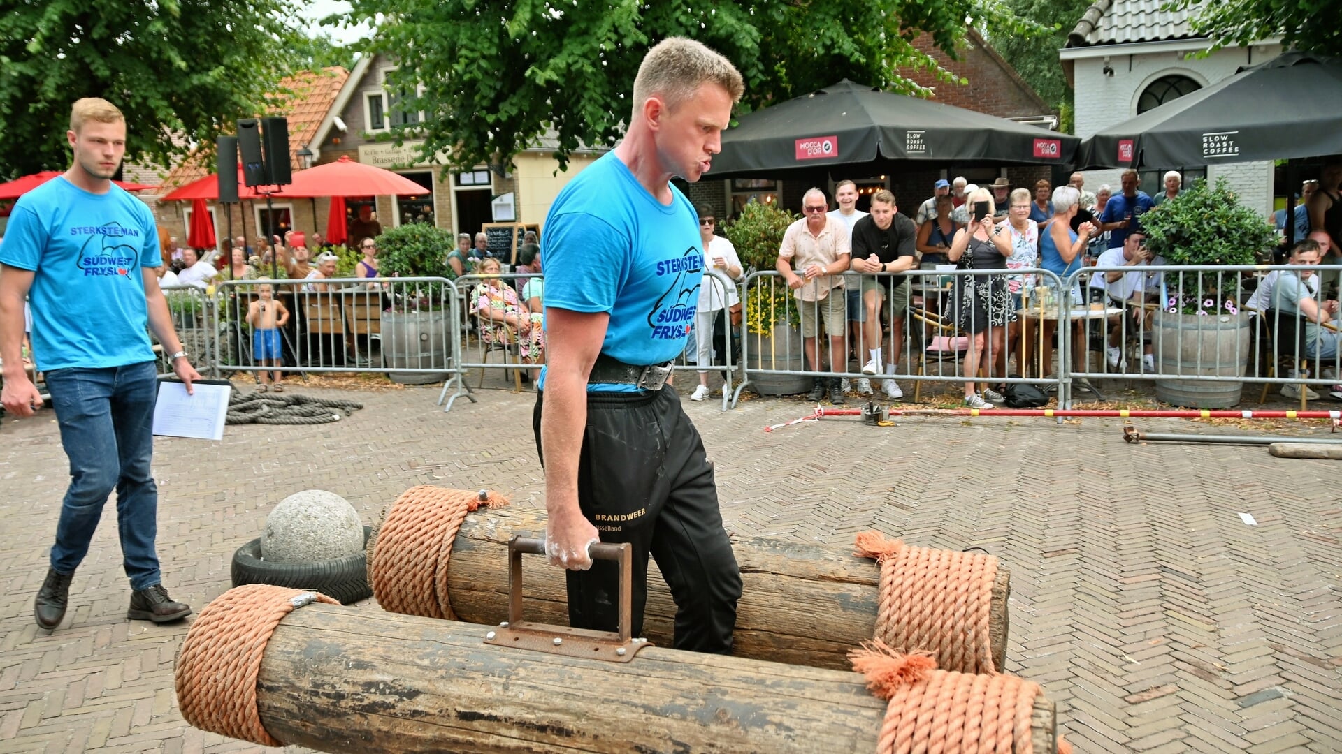FOTO’S | Wijnand de Jong wint thuiswedstrijd ‘Sterkste man van Súdwest-Fryslân’ in Oudemirdum