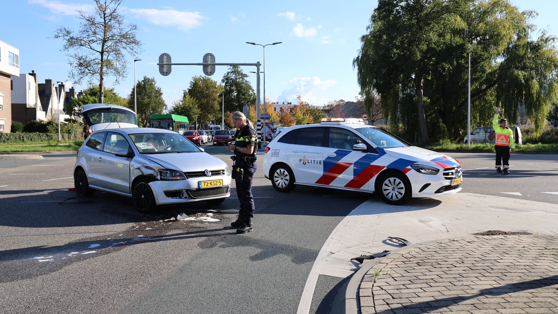 Verkeerschaos na aanrijding op kruising in Leiderdorp
